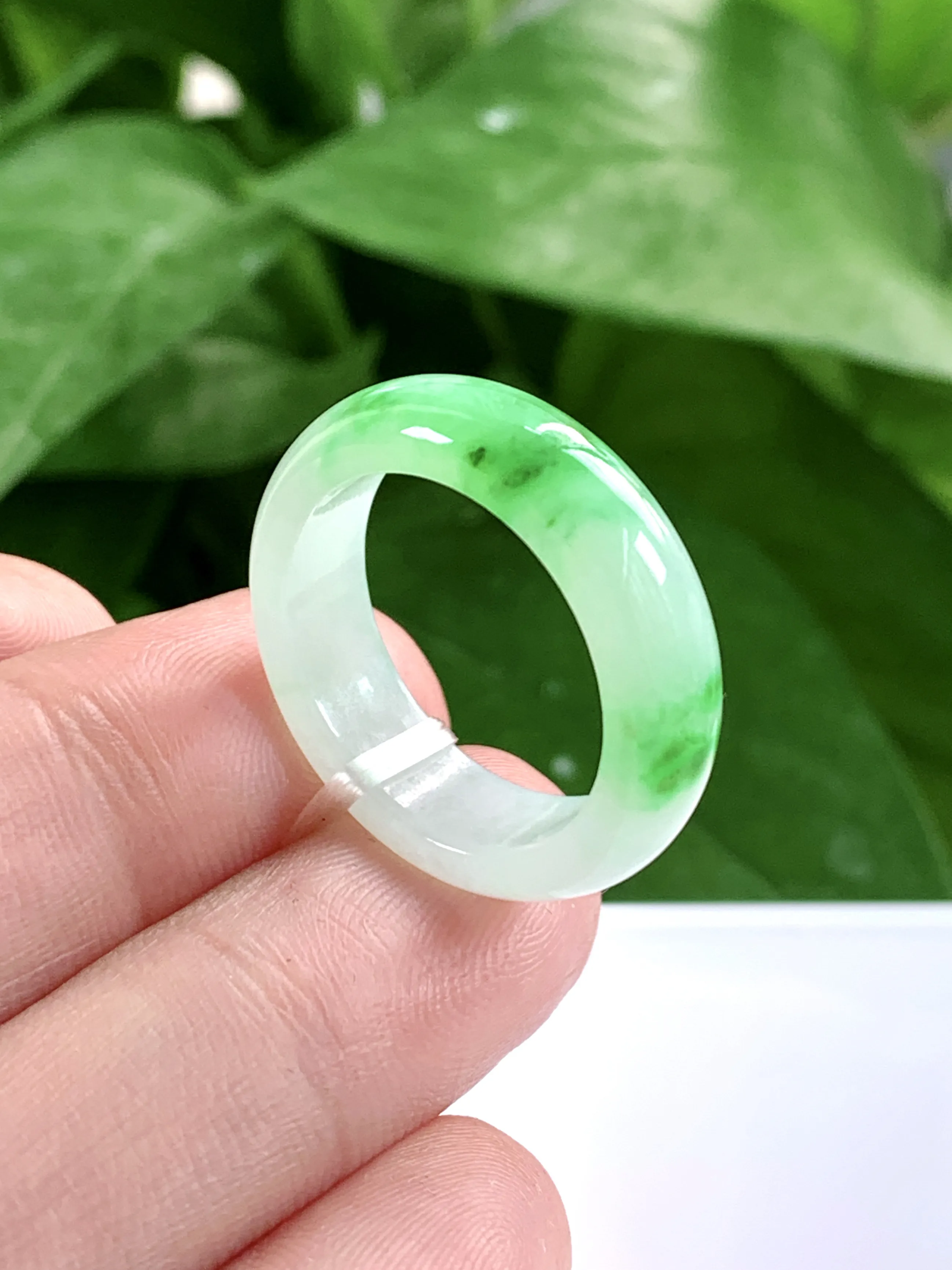 缅甸天然翡翠A货，冰糯种飘绿阳绿指环戒指，尺寸：圈口内径20.2mm=24号，宽厚7/3.6mm，重量：5.56g