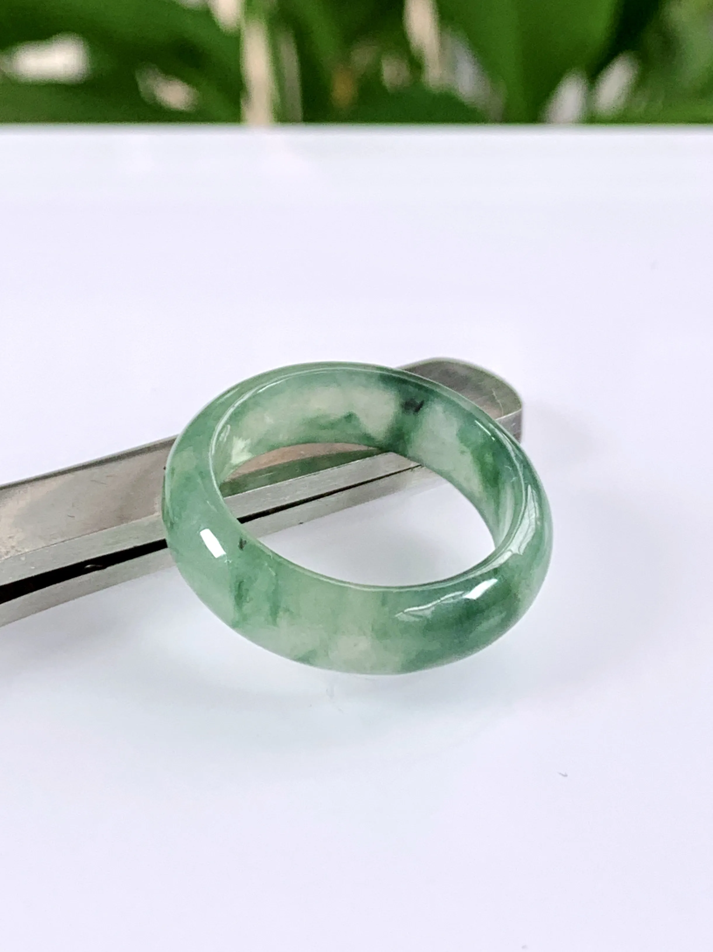 缅甸天然翡翠A货，冰种起光飘花指环戒指，尺寸：圈口内径18mm=17号，宽厚6/2.7mm，重量：2.97g