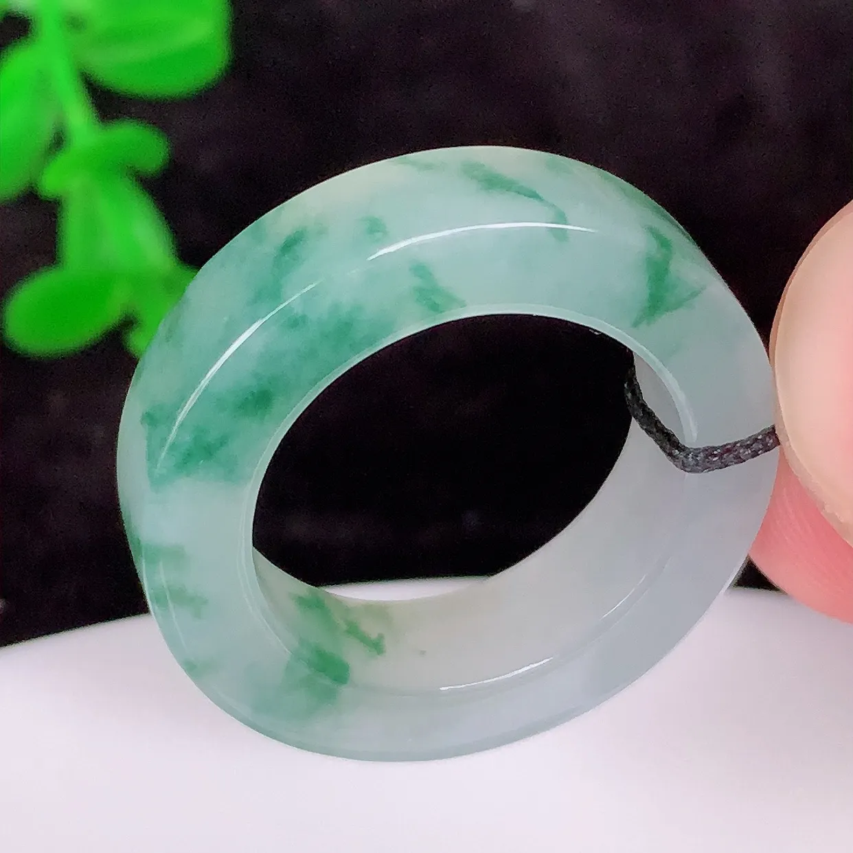 自然光实拍，冰飘花17.5mm内径翡翠指环，玉戒指，玉质莹润，好精美好冰润的指环，15圈口，上手纤巧