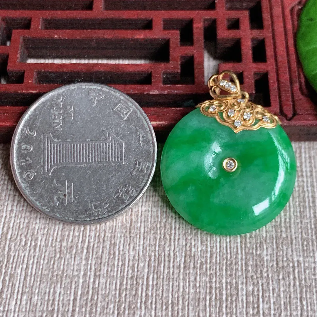 天然A货翡翠老坑种18K金伴钻镶嵌飘阳绿平安扣吊坠 尺寸22.6×4.5mm