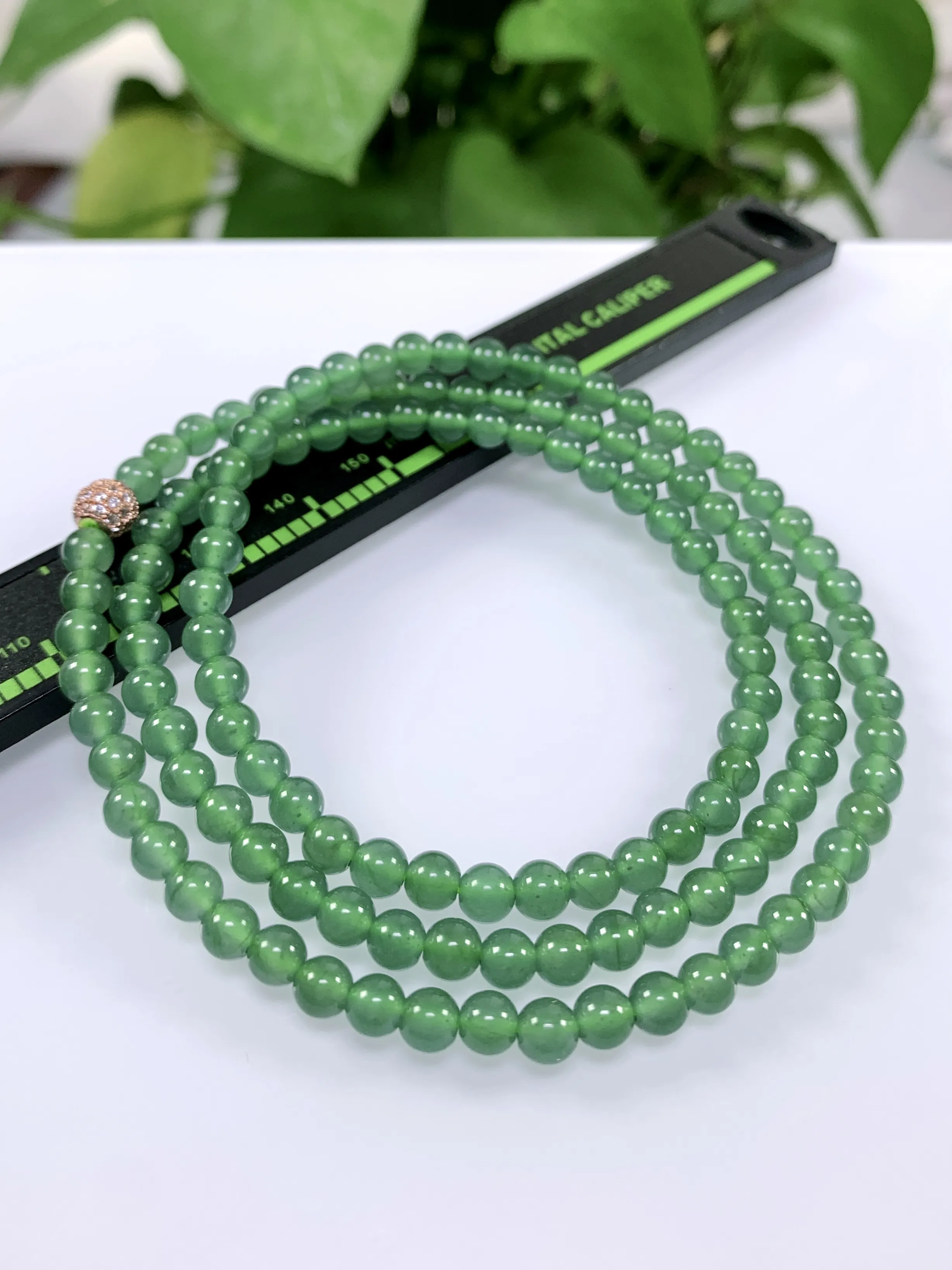 天然翡翠A货，冰种起胶满绿蓝绿圆珠项链手链，尺寸：5mm/132颗，长度600mm，重量约25.40