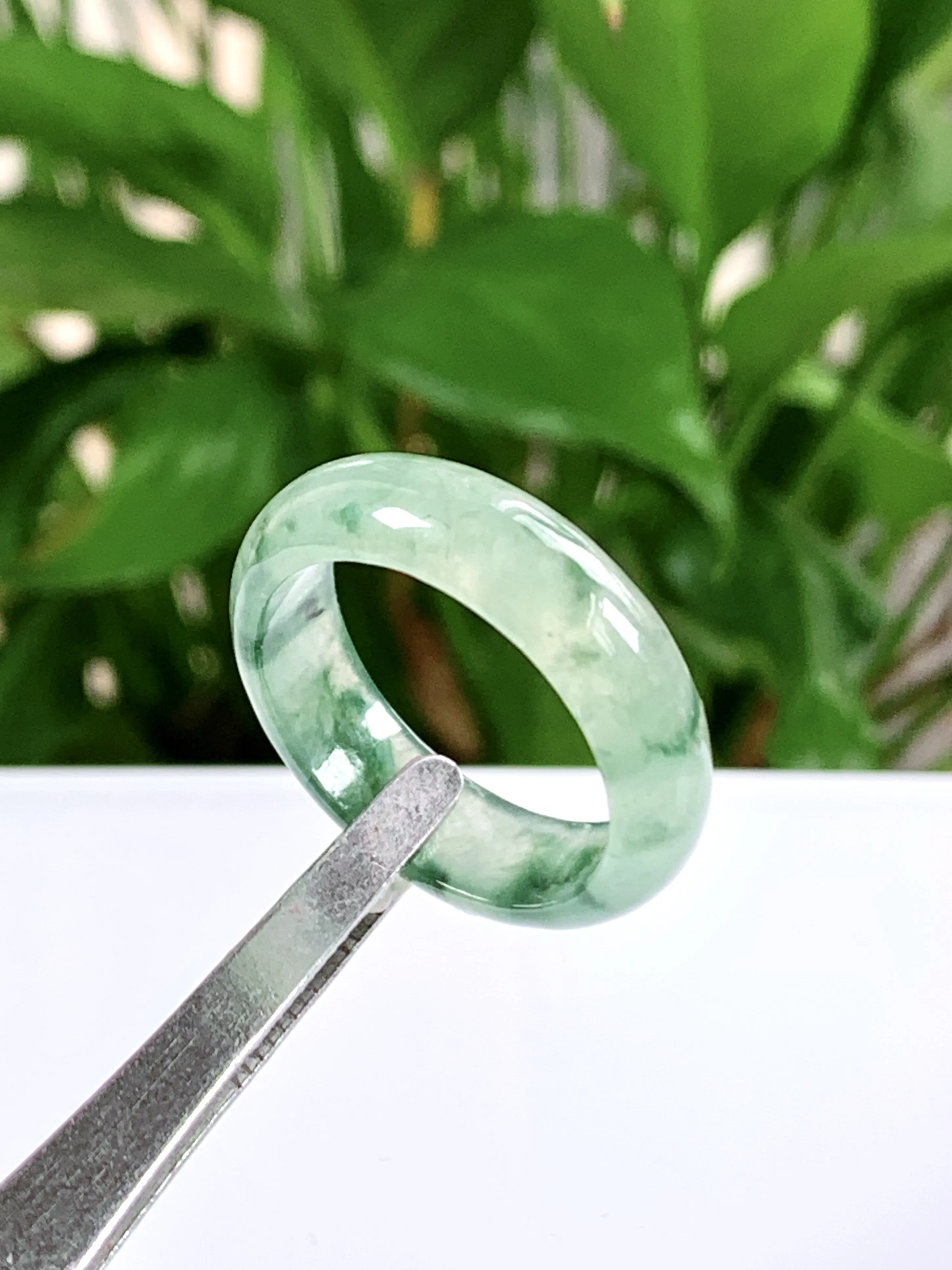 缅甸天然翡翠A货，冰种起光飘花指环戒指，尺寸：圈口内径18mm=17号，宽厚6/2.7mm，重量：2.97g