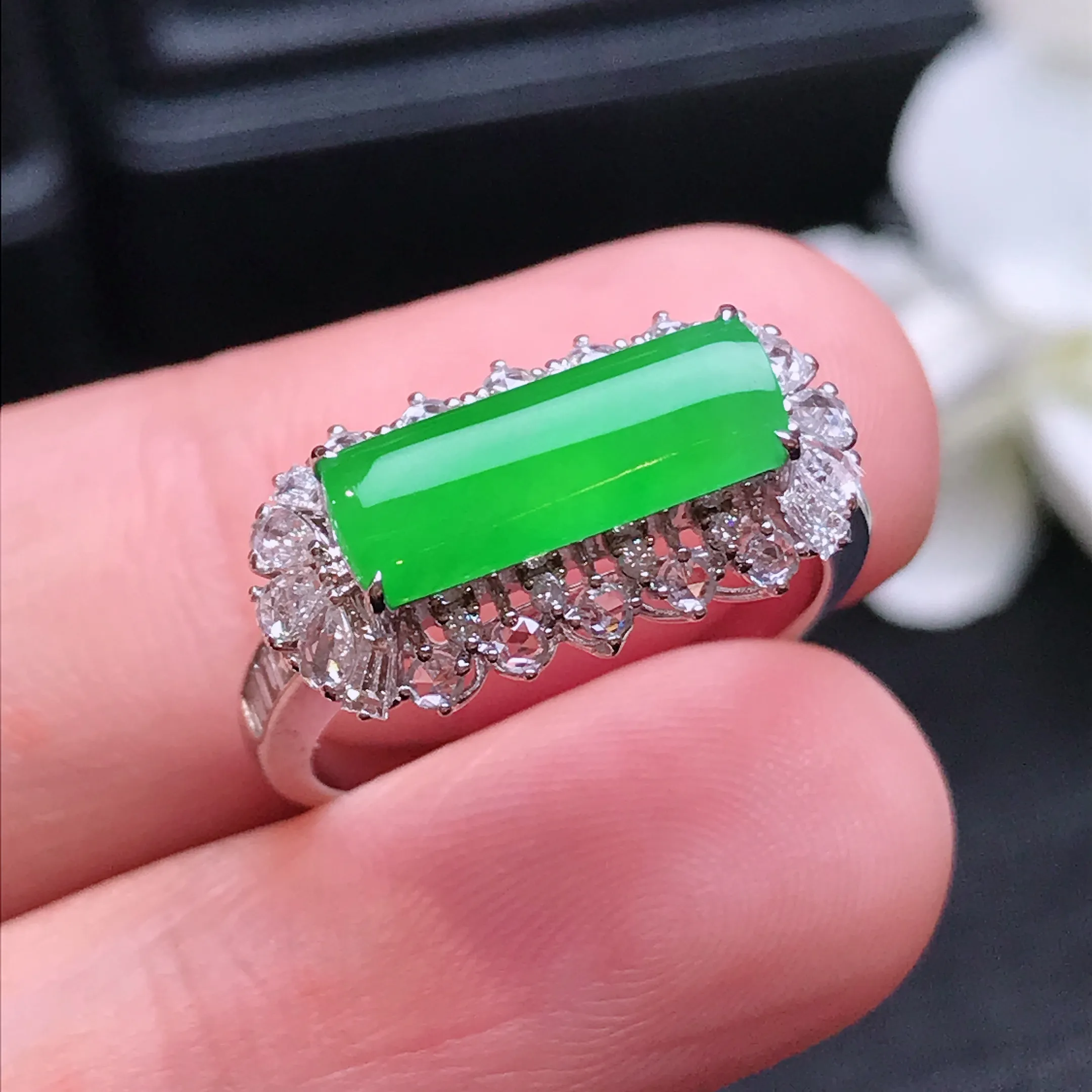 严选推荐戒指，老坑冰种满色绿马鞍戒指，18k金钻镶嵌而成，简约时尚，品相佳，佩戴效果佳，尽显气