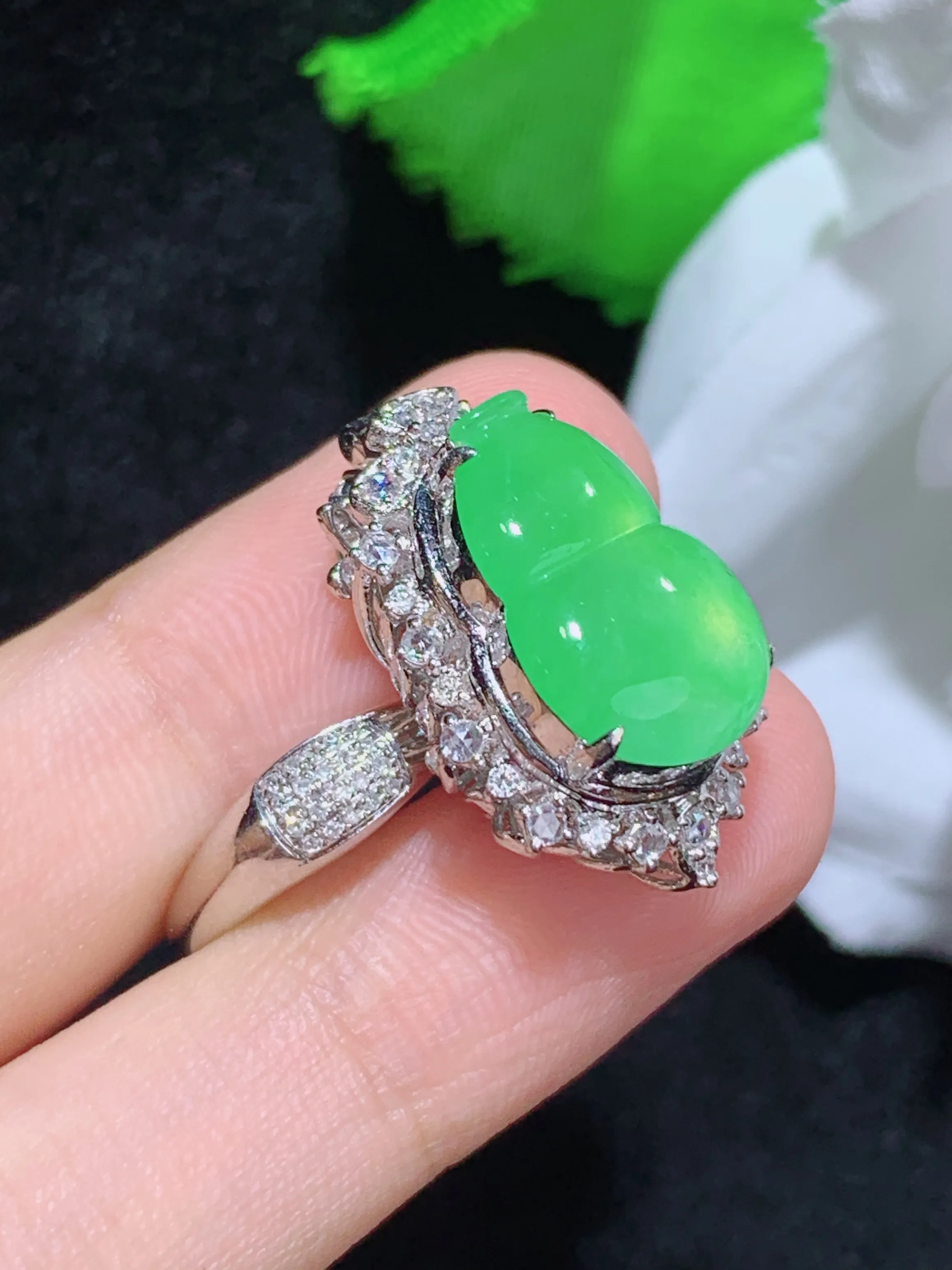 满绿葫芦戒指，18k金镶嵌，颜色清爽，水润，整体规格：22-14.8