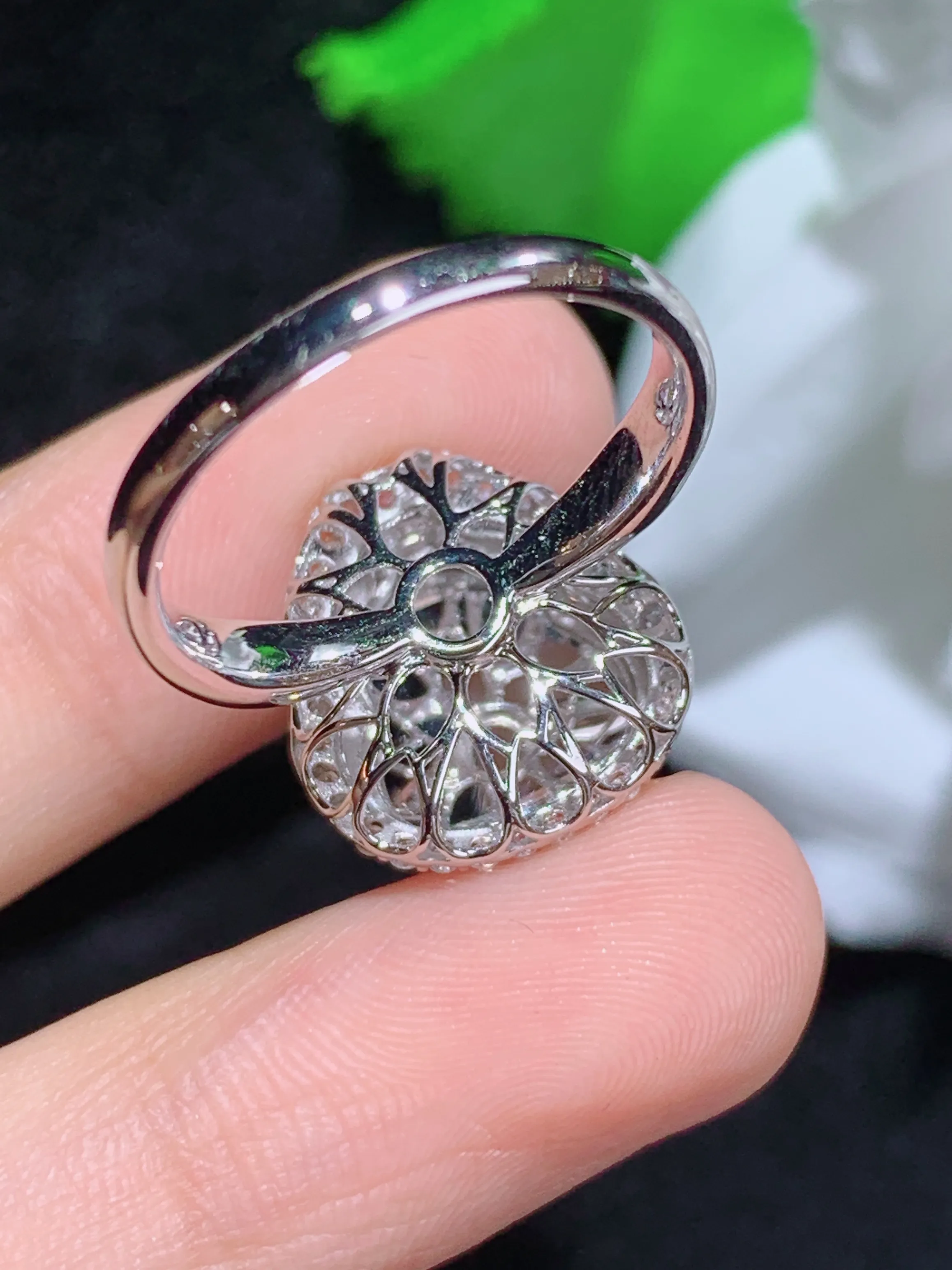 满绿葫芦戒指，18k金镶嵌，颜色清爽，水润，整体规格：15.3-13.8