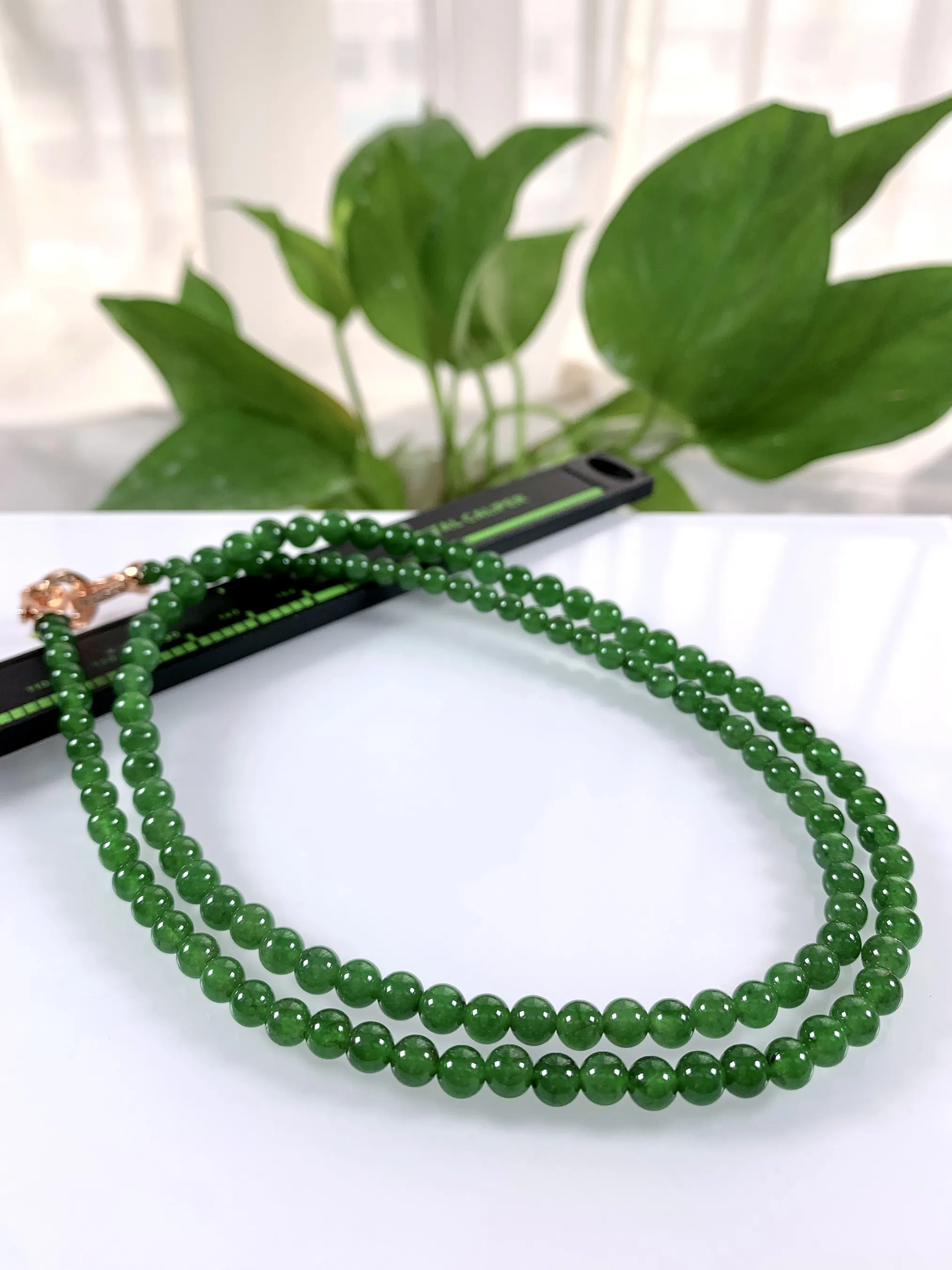 缅甸天然翡翠A货，冰种起胶满绿阳绿步步高升塔珠圆珠项链，尺寸：大珠6mm小珠4.3mm/121颗，长