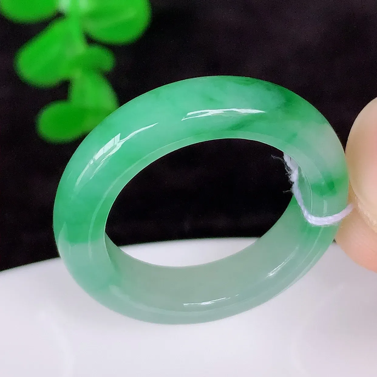 自然光实拍，冰润飘绿18.6mm内径翡翠指环，玉戒指，玉质莹润，好精美好冰润的指环，18圈口，上手纤
