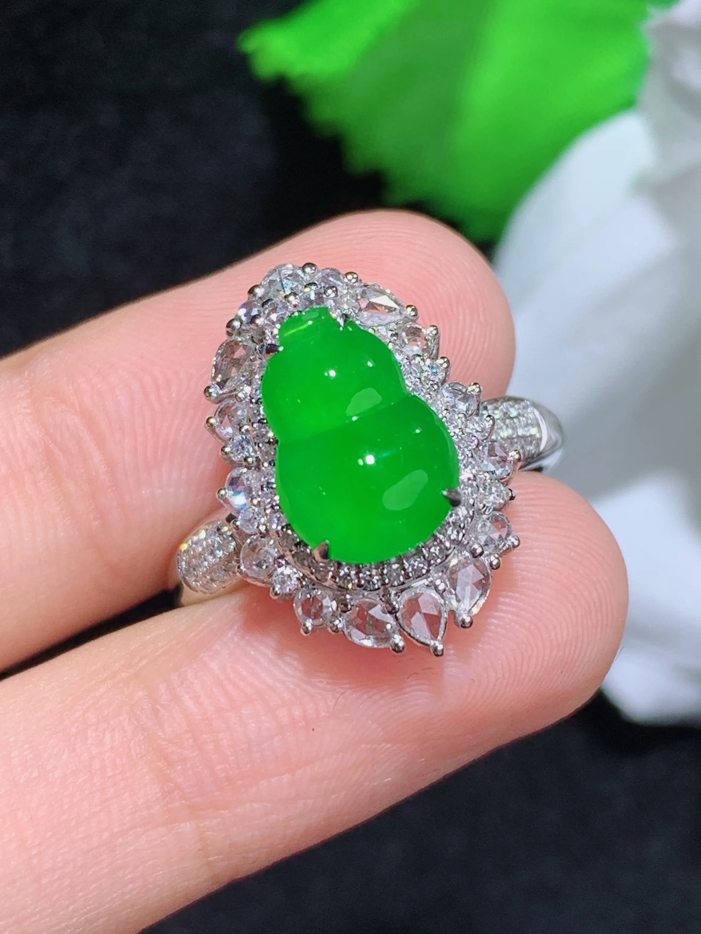 满绿葫芦戒指吊坠两用款，18k金镶嵌，颜色清爽，水润，整体规格：18.3-13.2