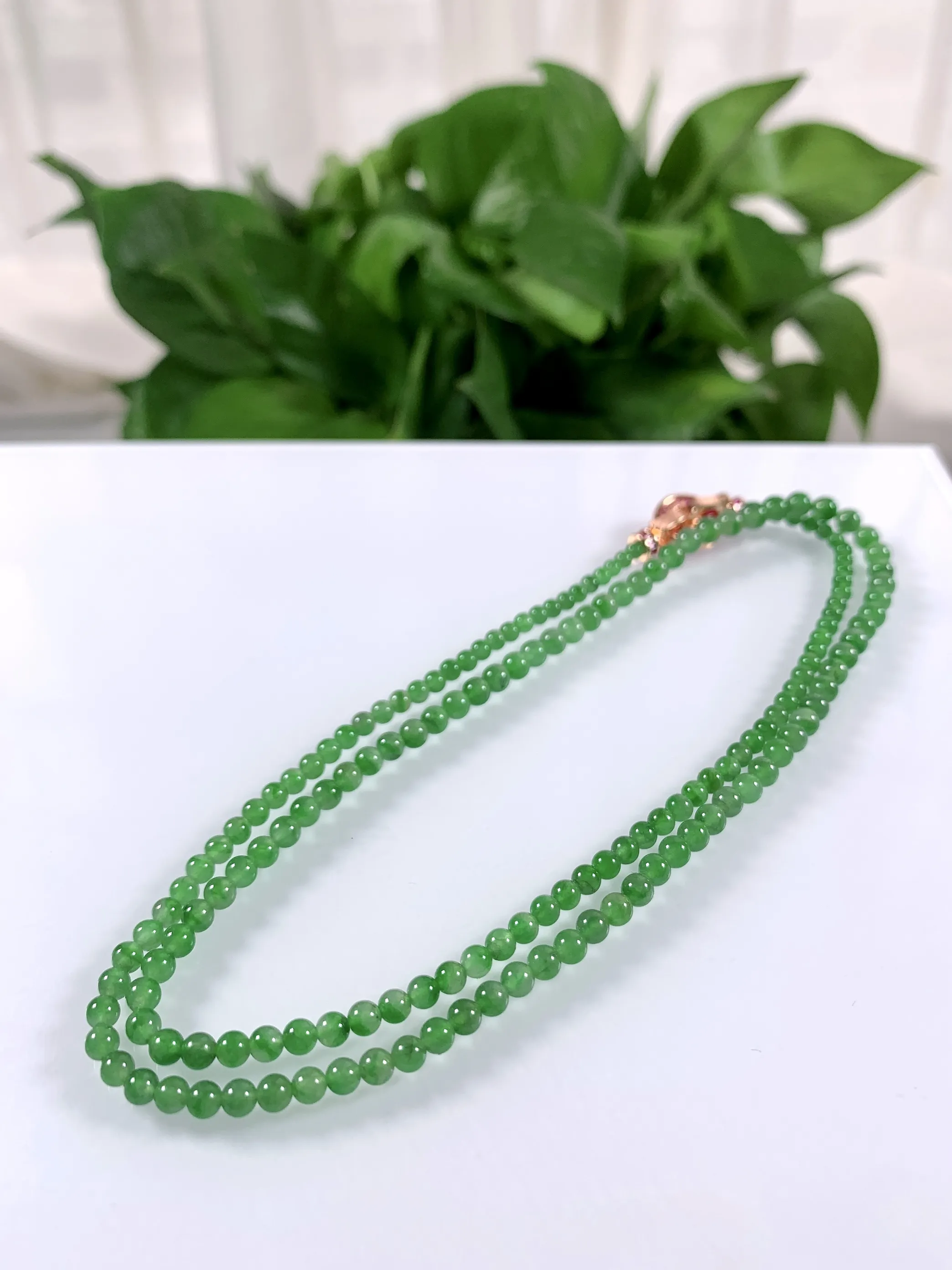 缅甸天然翡翠A货，高冰飘绿正阳绿小米珠圆珠项链，尺寸：大珠4.7mm，小珠2.8mm，共163颗，长度560mm，重量：14.66g