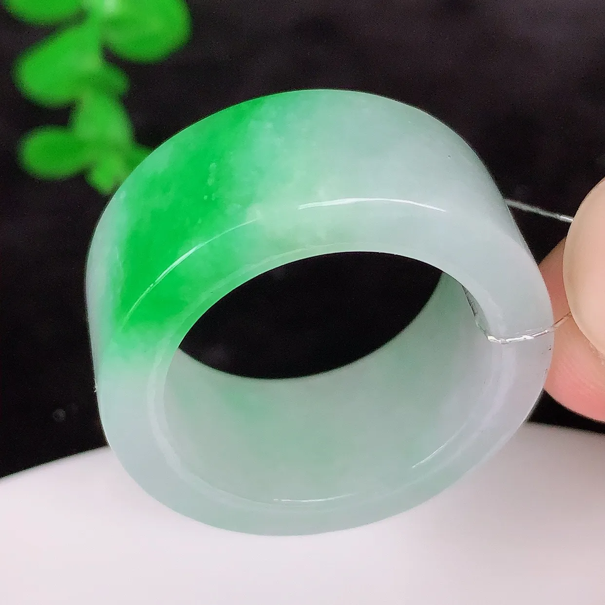 自然光实拍，冰润飘阳绿21.2mm内径翡翠扳指，冰润指环，玉扳指，财源滚滚，玉质细腻起胶，26圈口，