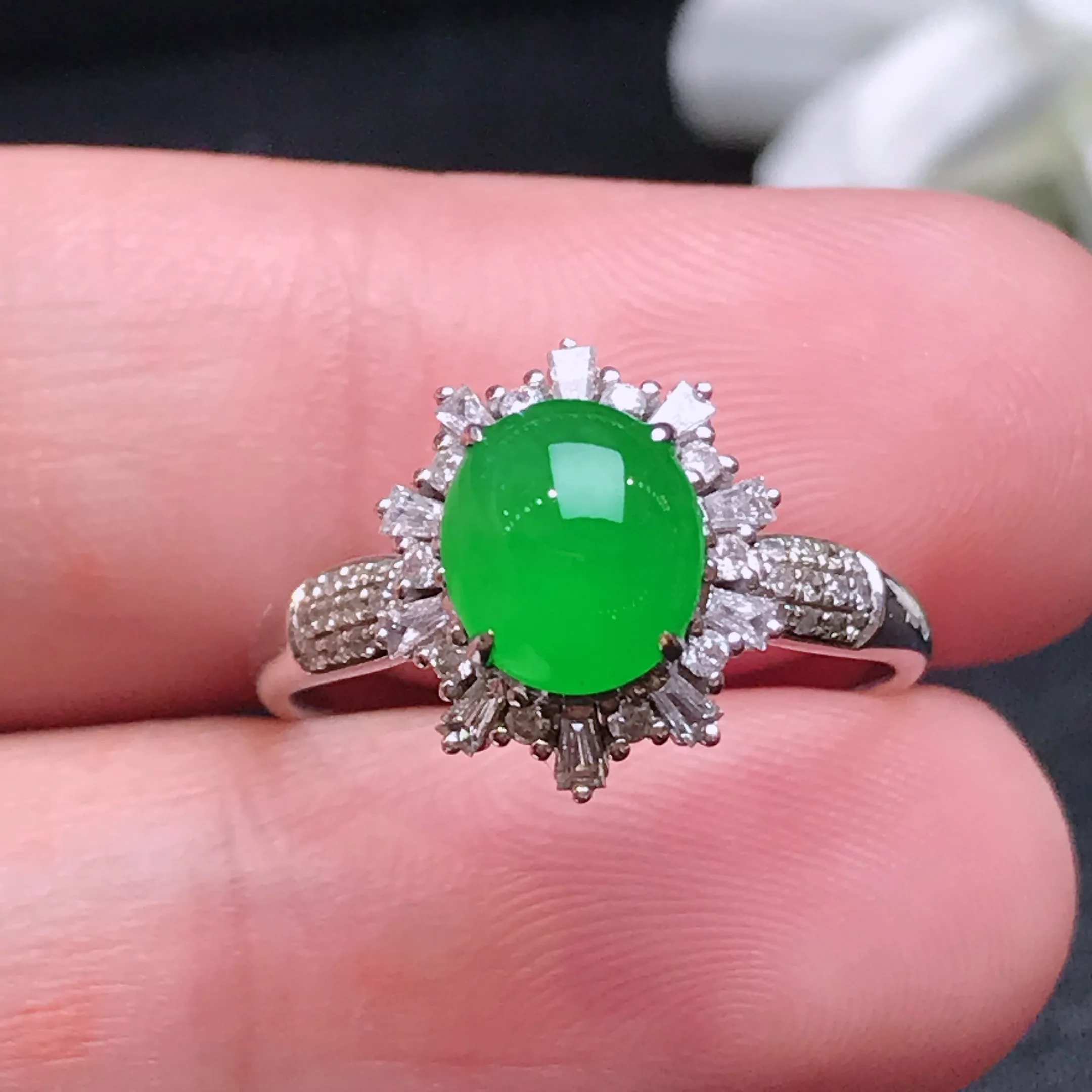 严选推荐戒指，满色阳绿蛋面戒指，18k金钻镶嵌，作品饱满圆润，线条流畅，品相出众。老坑冰种材料