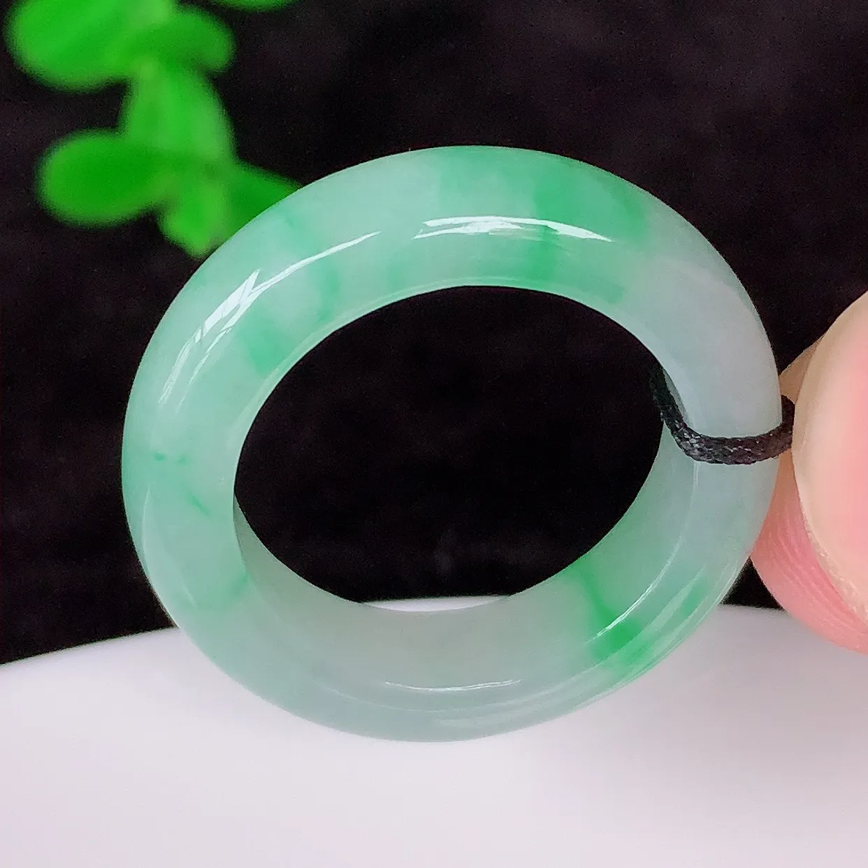 自然光实拍，冰润飘绿17.5mm内径翡翠指环，玉戒指，玉质莹润，好精美好冰润的指环，上手纤巧！#26
