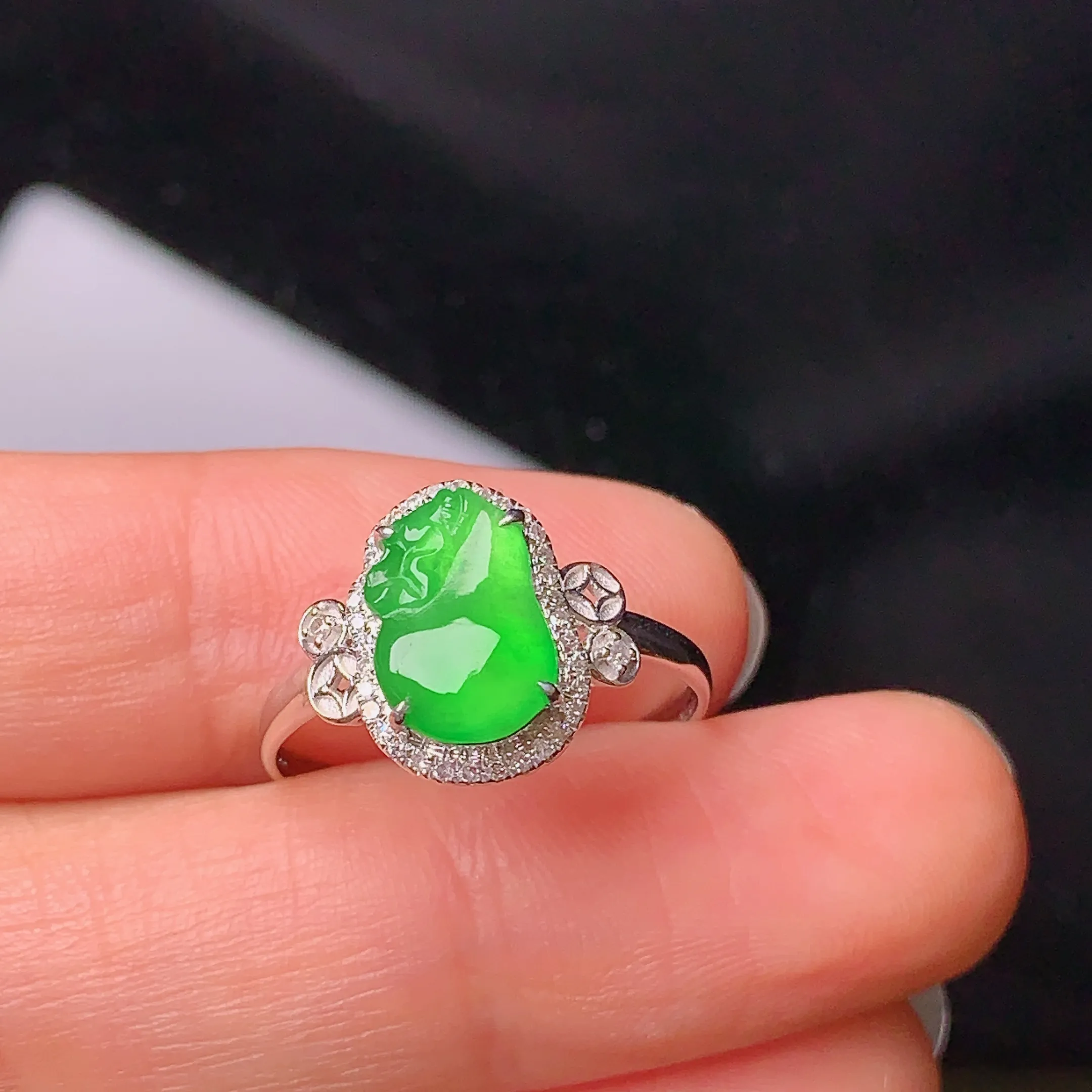 18k金钻镶嵌满绿钱袋戒指 玉质细腻 款式新颖时尚高贵优雅 圈口14.5 整体尺寸11.9*12.3