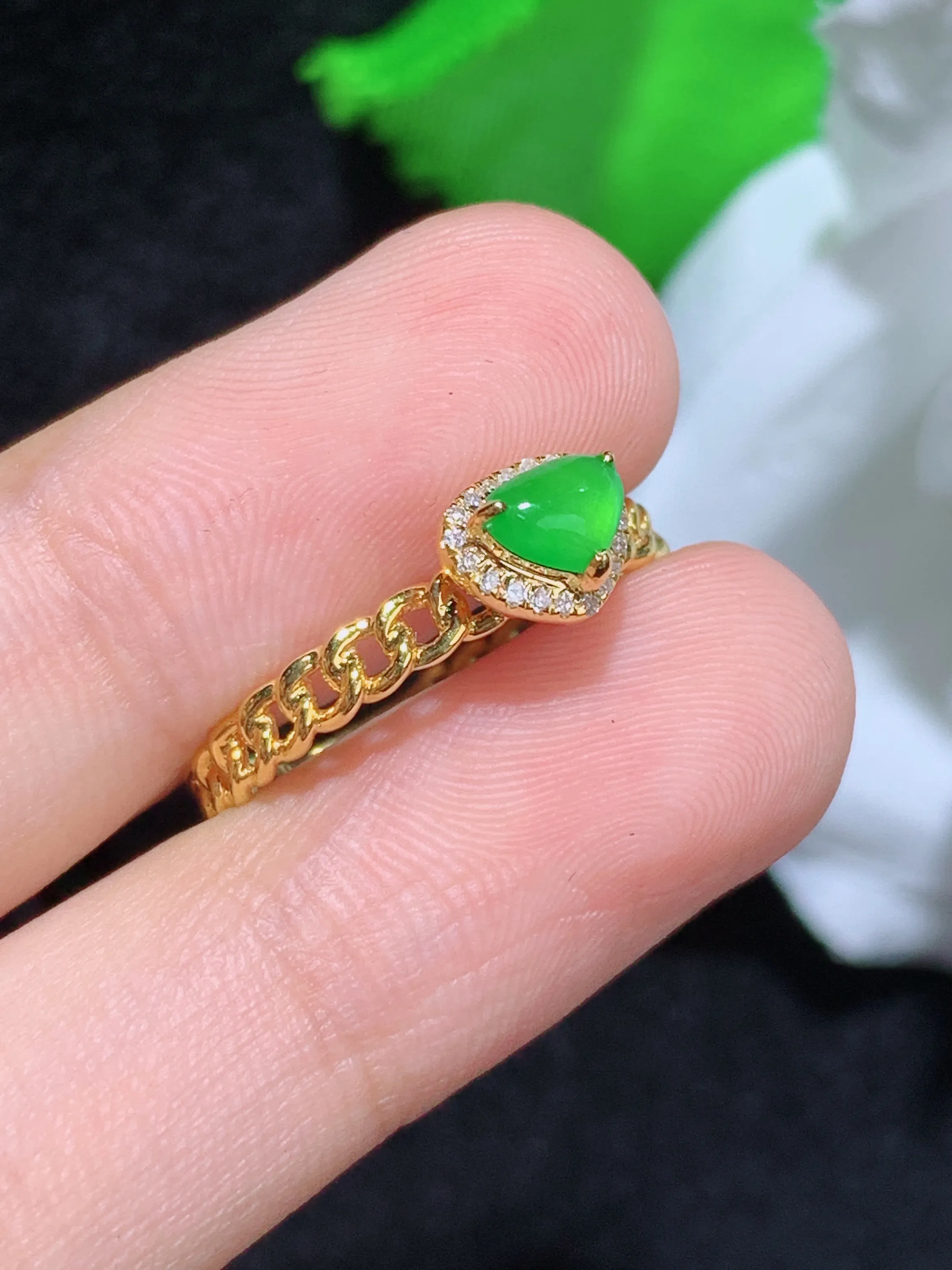 满绿心形戒指，18k金镶嵌，颜色清爽，水润，整体规格：19.1-5.6