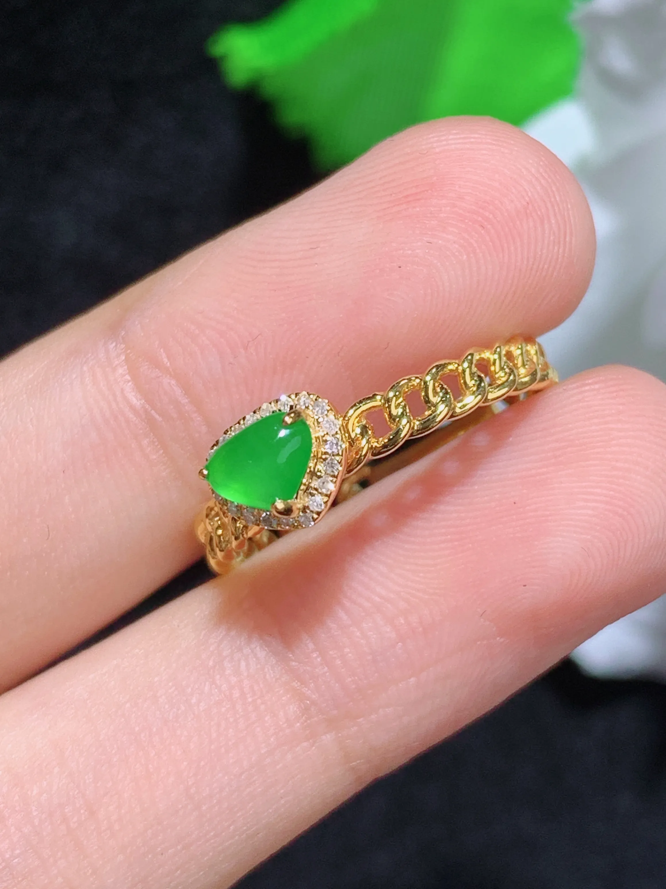 满绿心形戒指，18k金镶嵌，颜色清爽，水润，整体规格：19.1-5.6