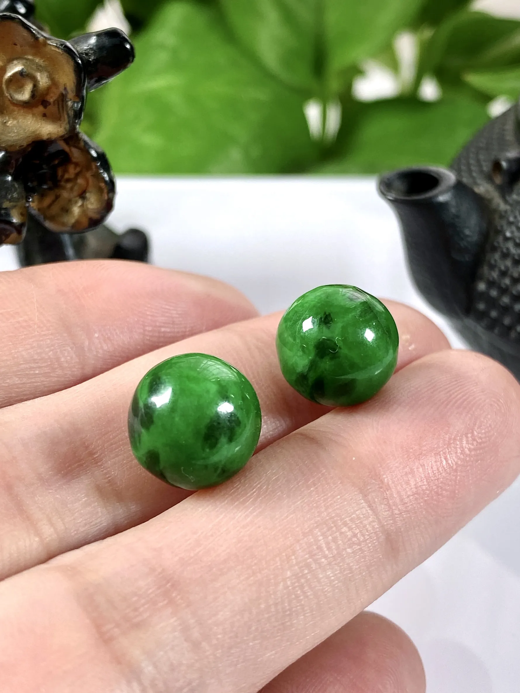 缅甸天然翡翠A货，卡12水润满绿辣绿单珠圆珠一对，尺寸：12mm/2颗，重量：5.90g