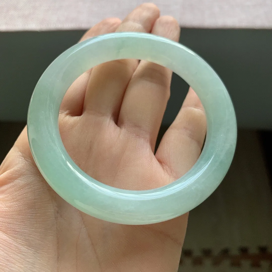 老坑冰润浅绿圆条翡翠手镯，尺寸:55.7-10.8mm，适合55-56圈口。