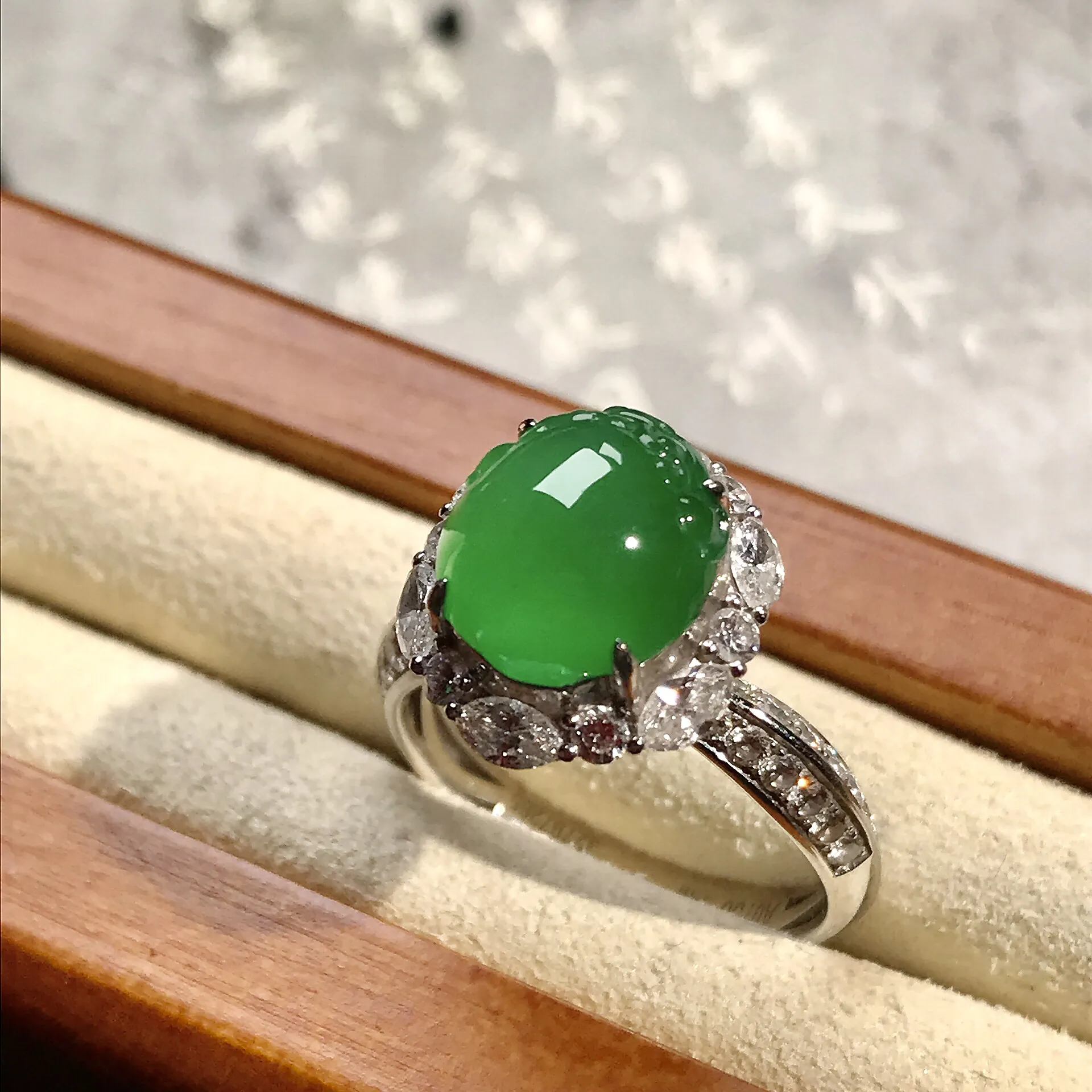 【金蟾】满绿色金蝉戒指，标准的冰阳绿色，缅甸料，饱满度好，形状很好，推荐入手。
