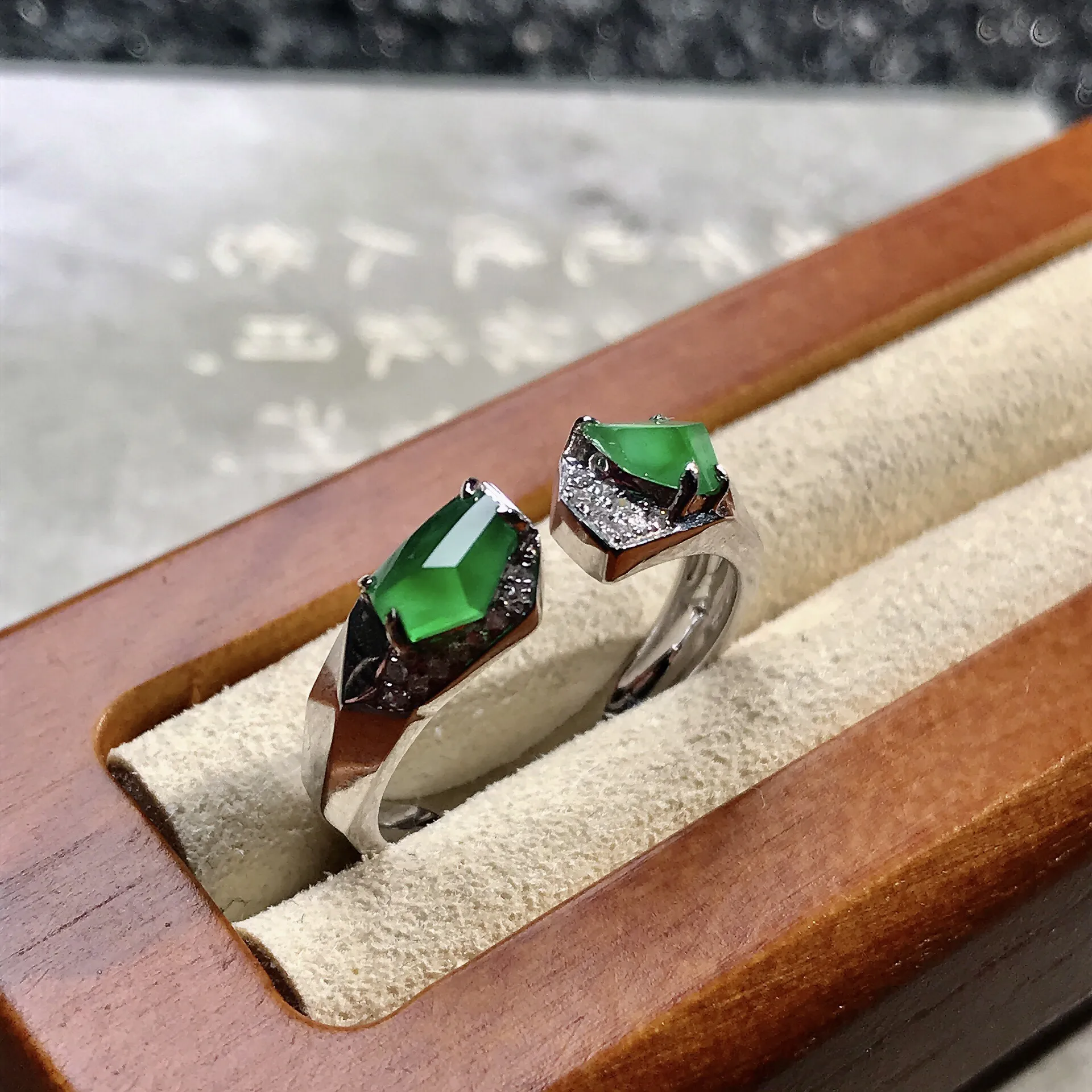 【特色】满绿戒指，双拼，随性满绿，冰透闪亮，特色之选。缅甸料。