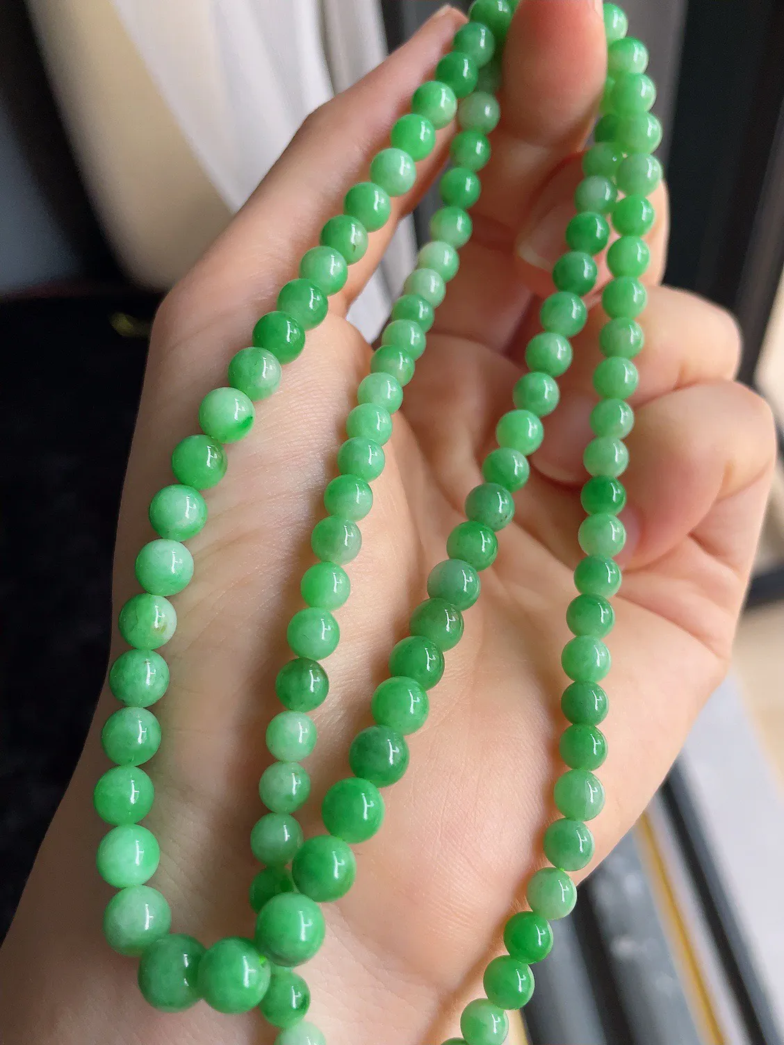 天然翡翠A货，满绿珠链，5-6.4mm。-1369