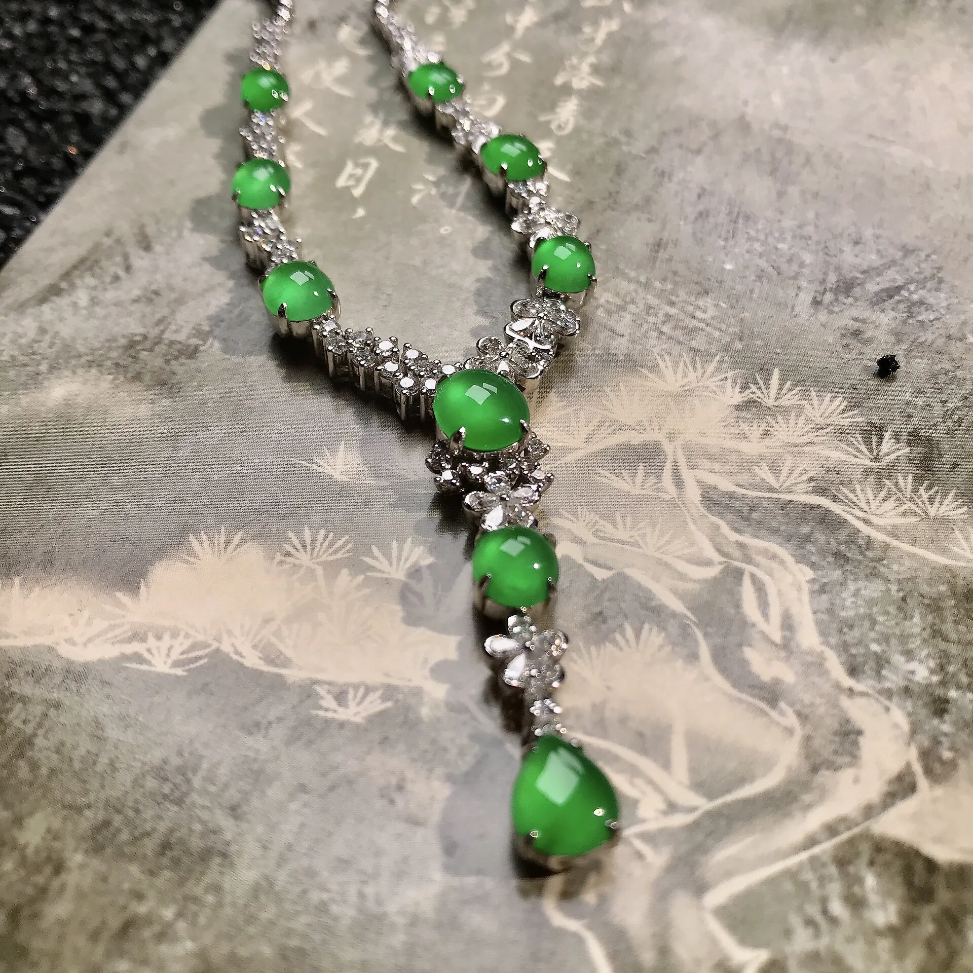 【满绿】缅甸料，冰阳绿帝王绿色项链套链，颗颗晶莹剔透，18K金钻豪华镶嵌。