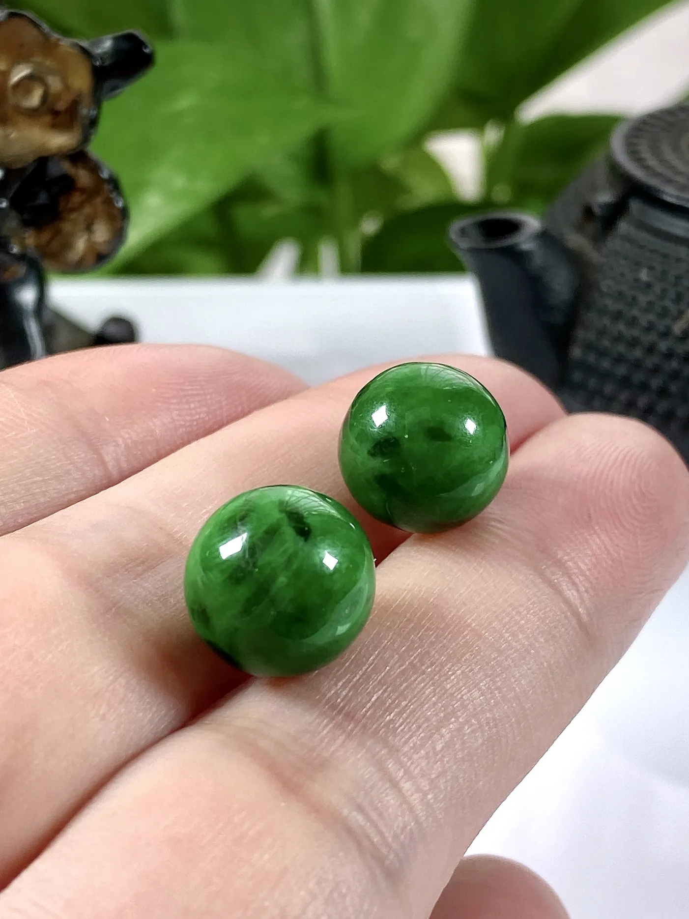 缅甸天然翡翠A货，卡12水润满绿辣绿单珠圆珠一对，尺寸：12mm/2颗，重量：5.90g