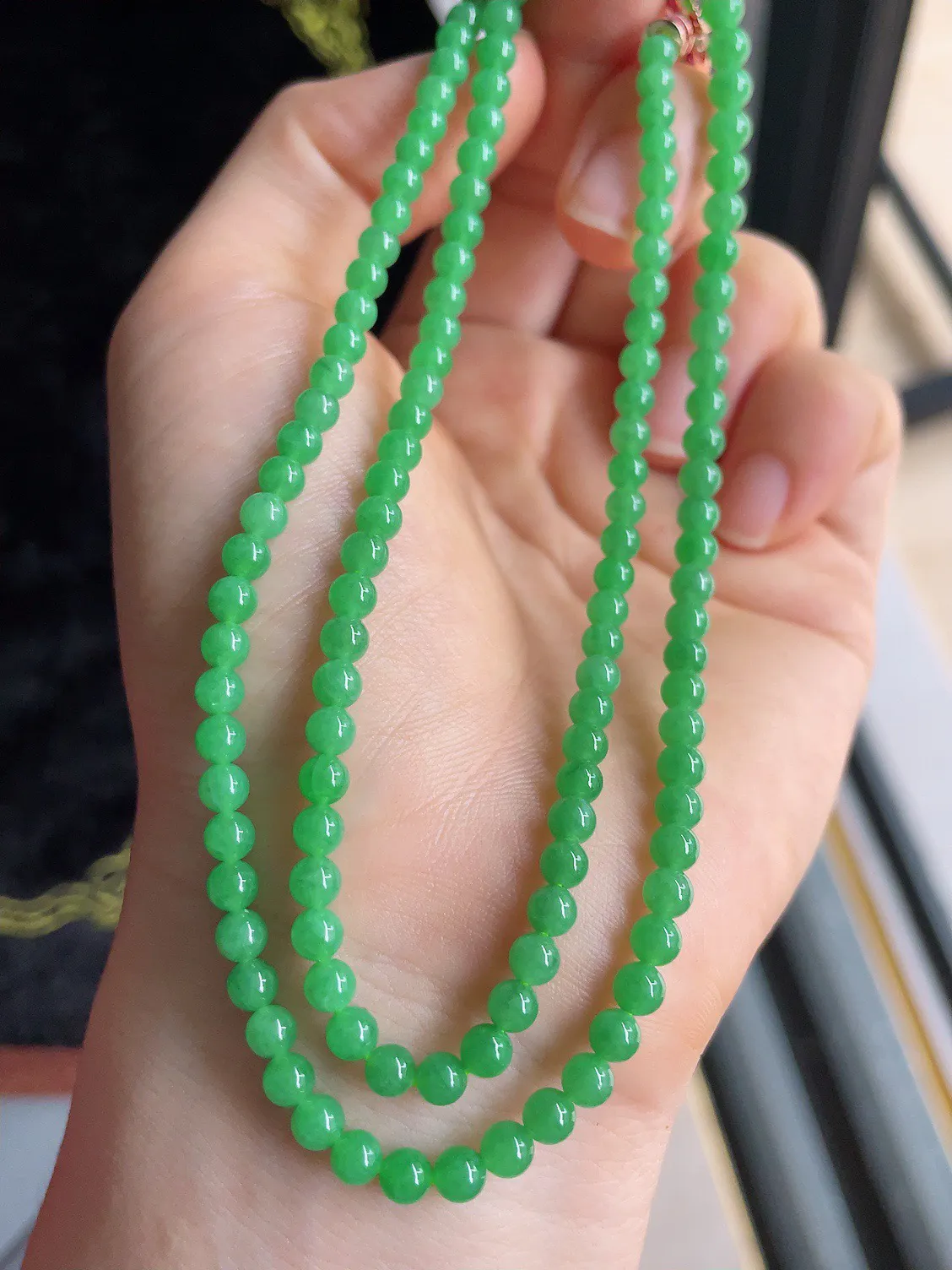 天然翡翠A货，冰满绿小米珠珠链，3.7-4.2mm136颗。-1294