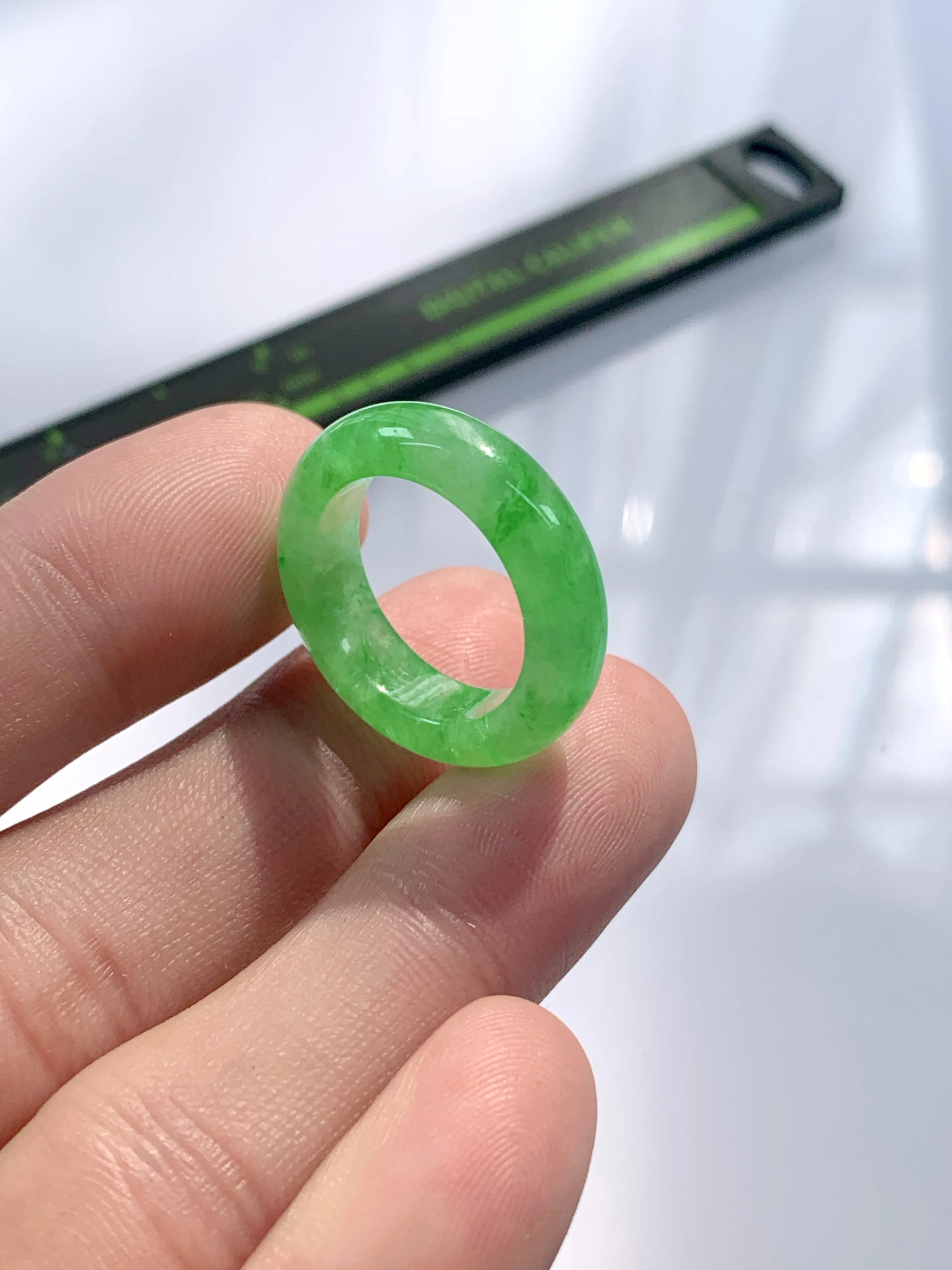 缅甸天然翡翠A货，冰种起胶满绿阳绿指环戒指，尺寸：圈口内径17.1mm，宽厚6/4.1mm，