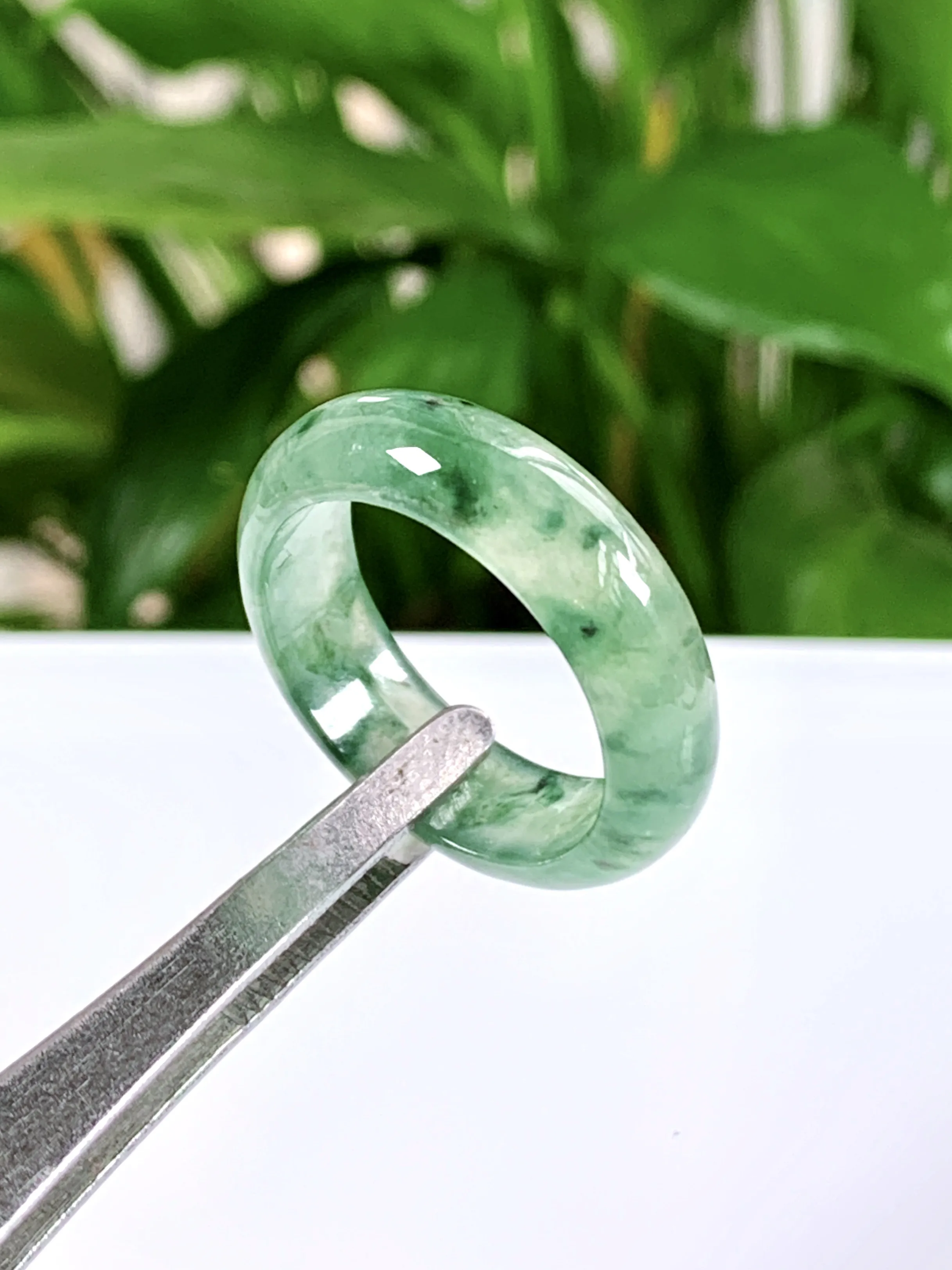 缅甸天然翡翠A货，冰种起光飘花指环戒指，尺寸：圈口内径18mm=17号，宽厚6.3/2.9mm，重量：3.24g