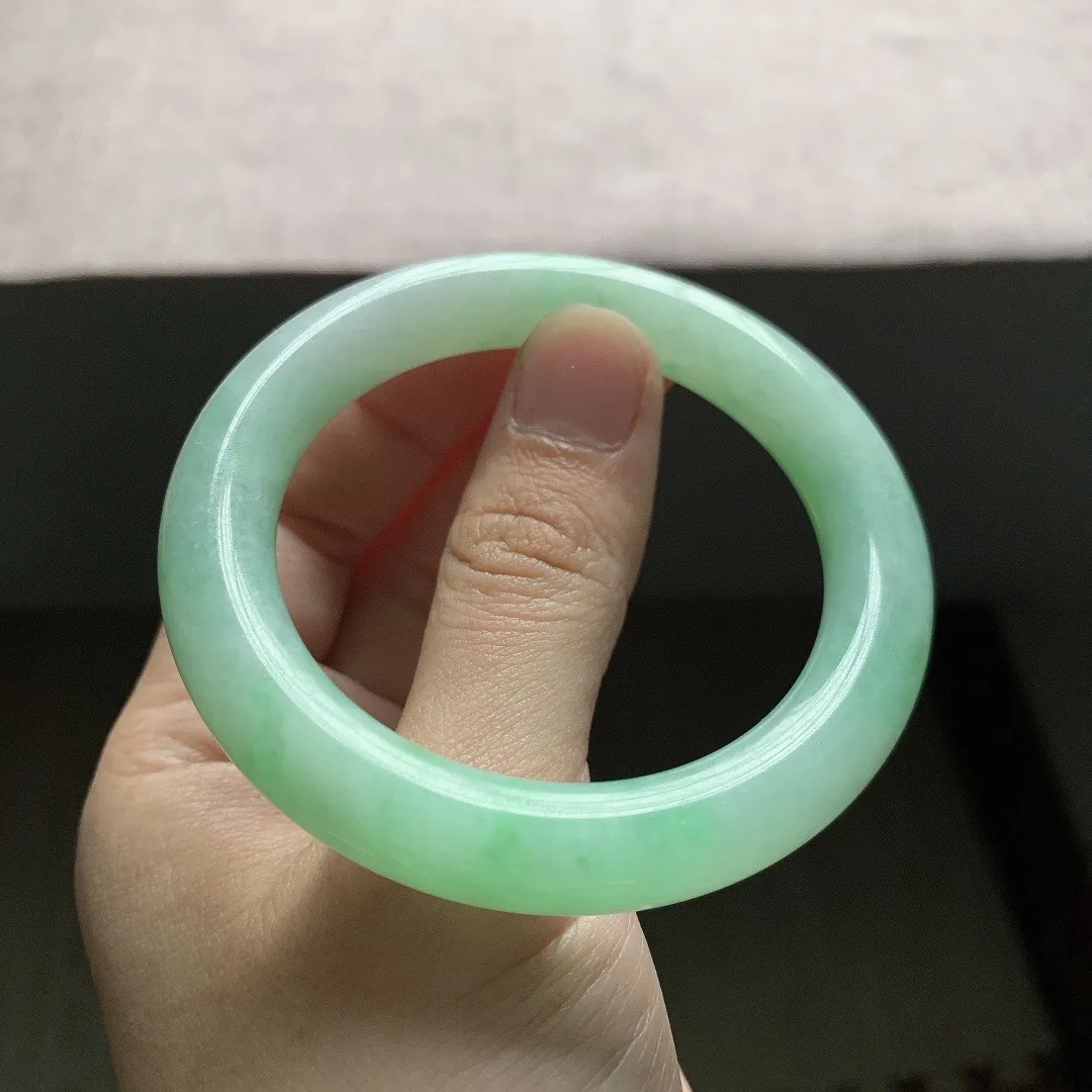 老坑冰润飘绿圆条翡翠手镯，尺寸:51.9-9.9-10.2mm，适合51-52圈口。