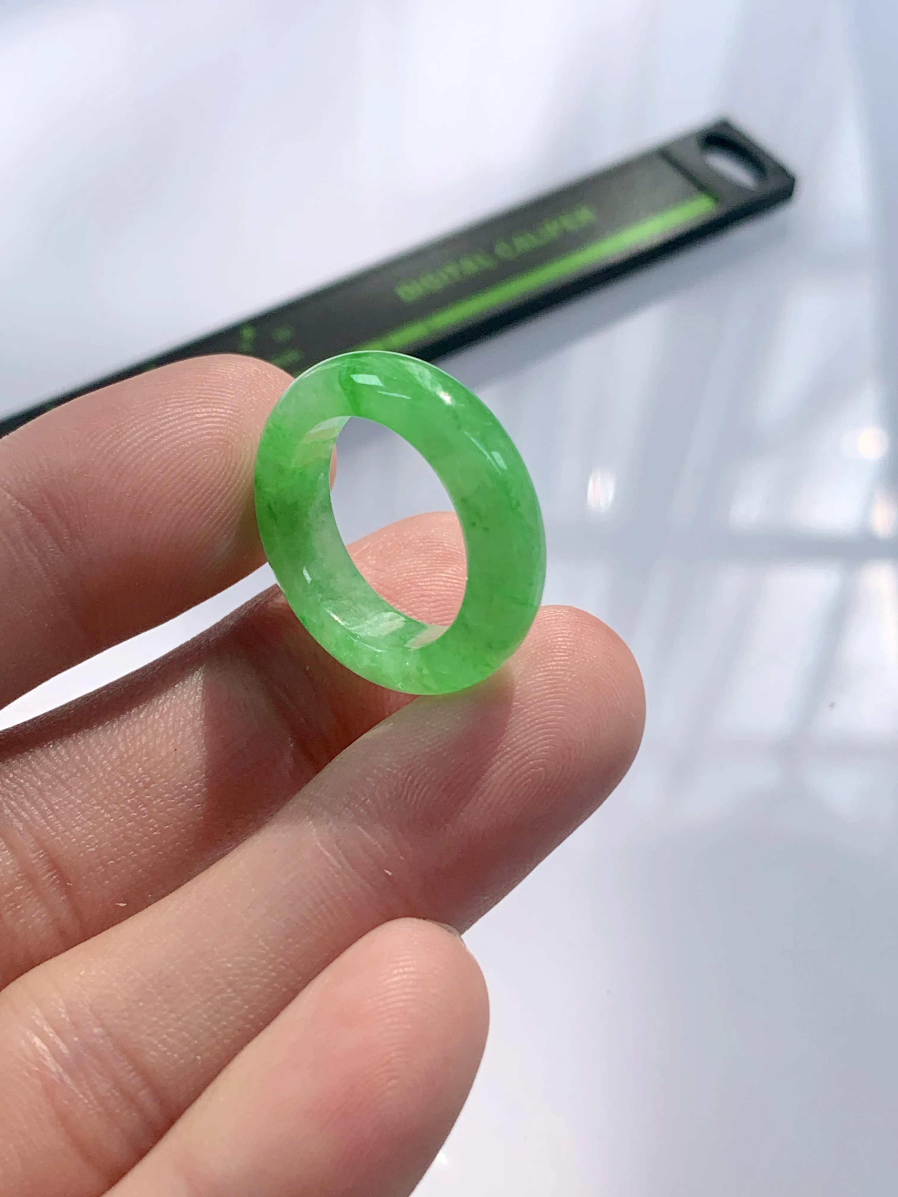 缅甸天然翡翠A货，冰种起胶满绿阳绿指环戒指，尺寸：圈口内径17.1mm，宽厚6/4.1mm，