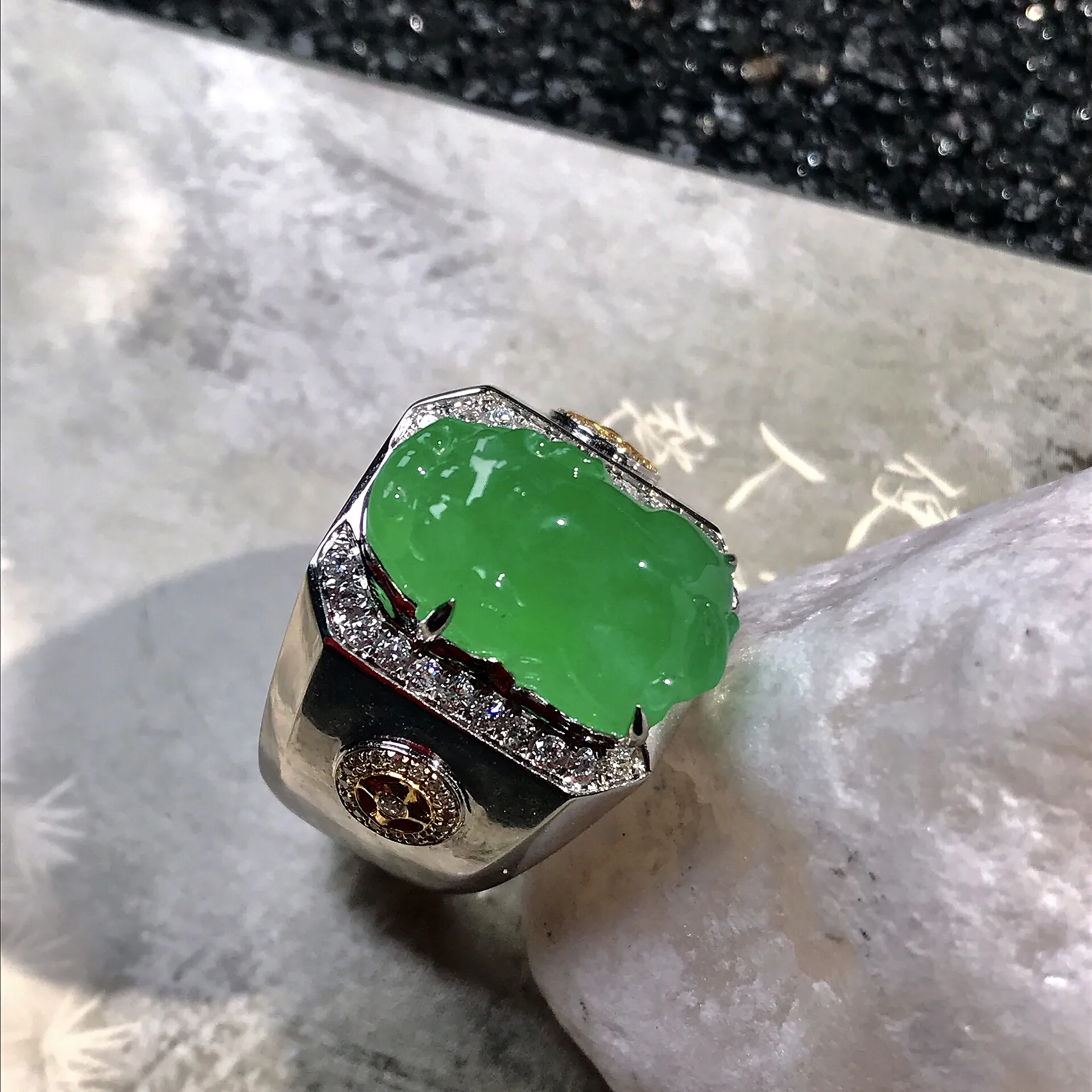 【貔貅】满绿大貔貅戒指，款式霸气，冰透，老坑料，缅甸料，雕刻精美。