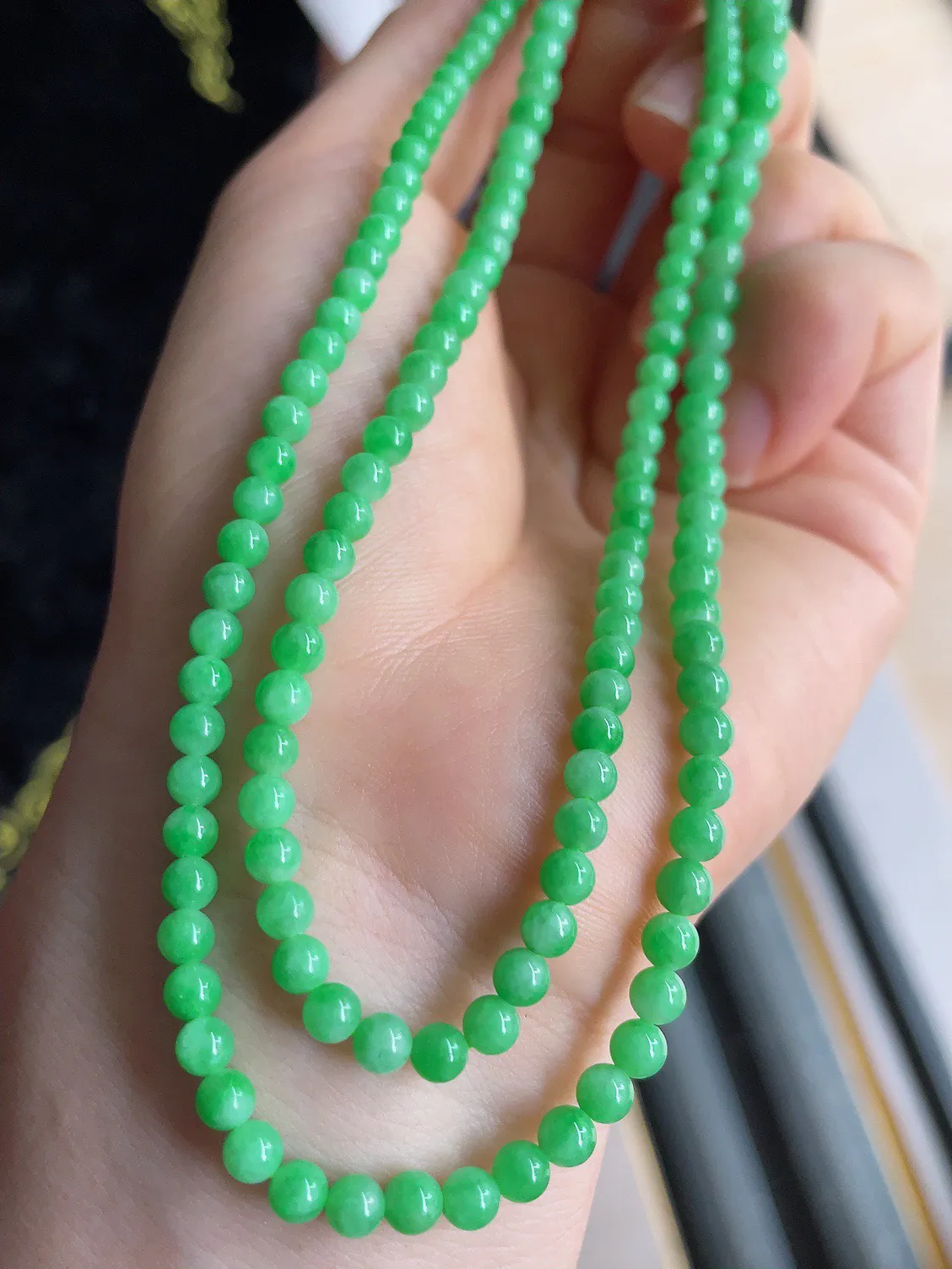 天然翡翠A货，冰满绿小米珠珠链，3.5-4.7mm151颗。-1132
