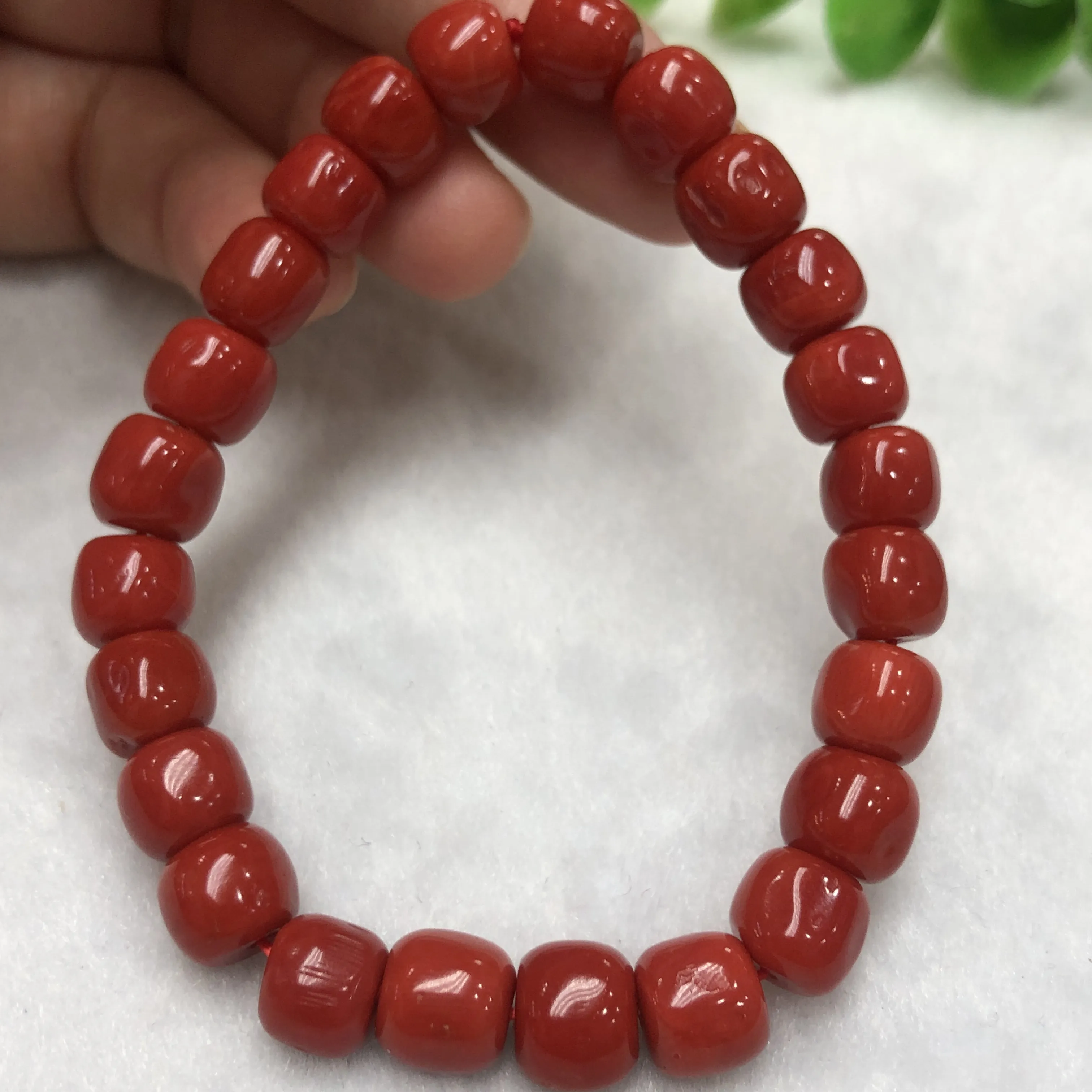【天然牛血红珊瑚8mm不规则桶珠单手串】牛血红颜色，光泽柔润透亮，不规则直径约为8.1-7.8mm，重量19克，共24颗，珊瑚本为佛教珍宝，来自深海千年生长，有生长纹，属于有机宝石，气场强大，材料意大利沙丁材料，稀少珍贵！每粒均为天然无添加无修补！收藏精品！传承宝贝！