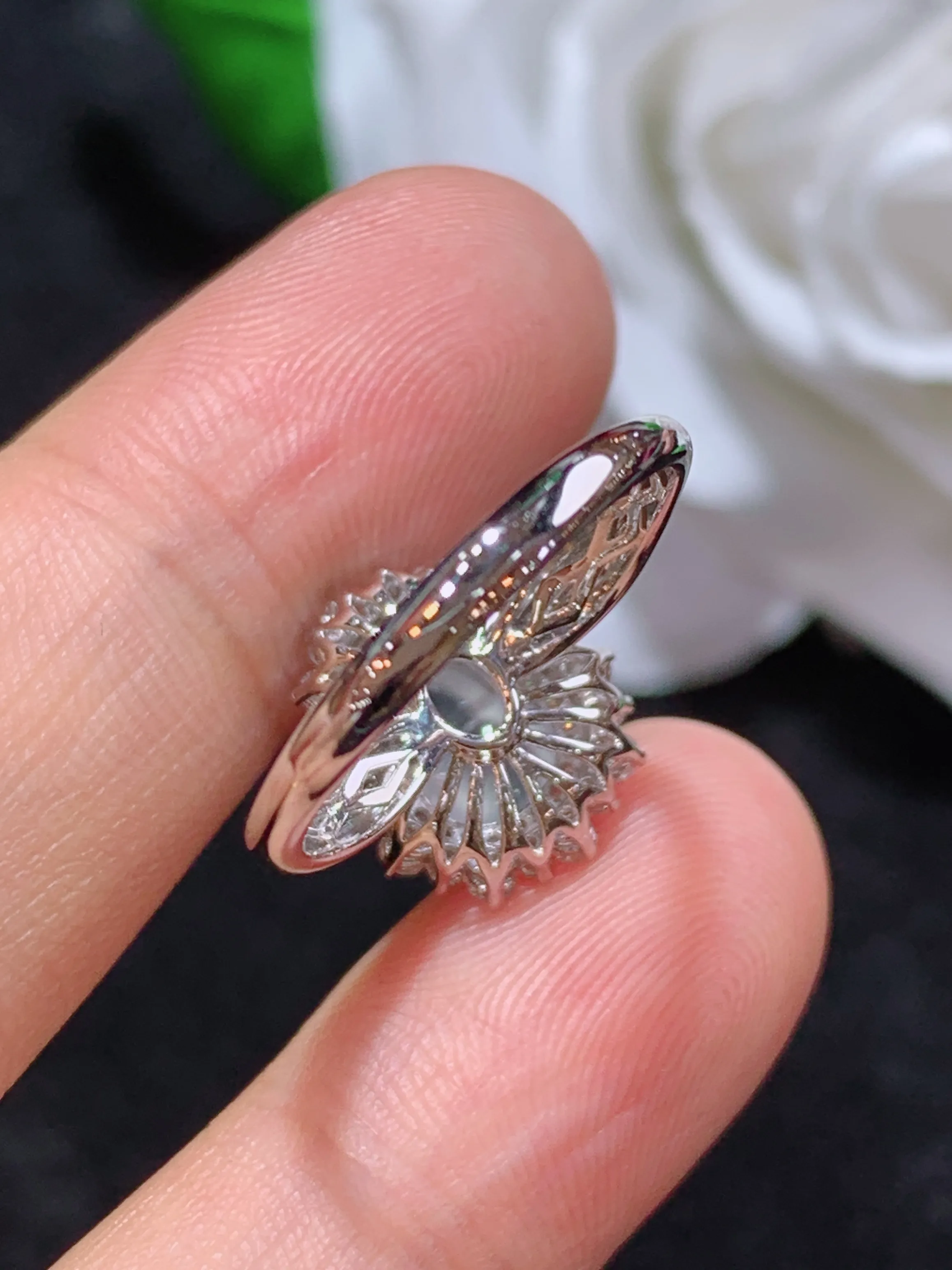 高冰葫芦戒指，18k金镶嵌，冰润细腻，佩戴效果出众，整体尺寸：13.8-11.8-11.3