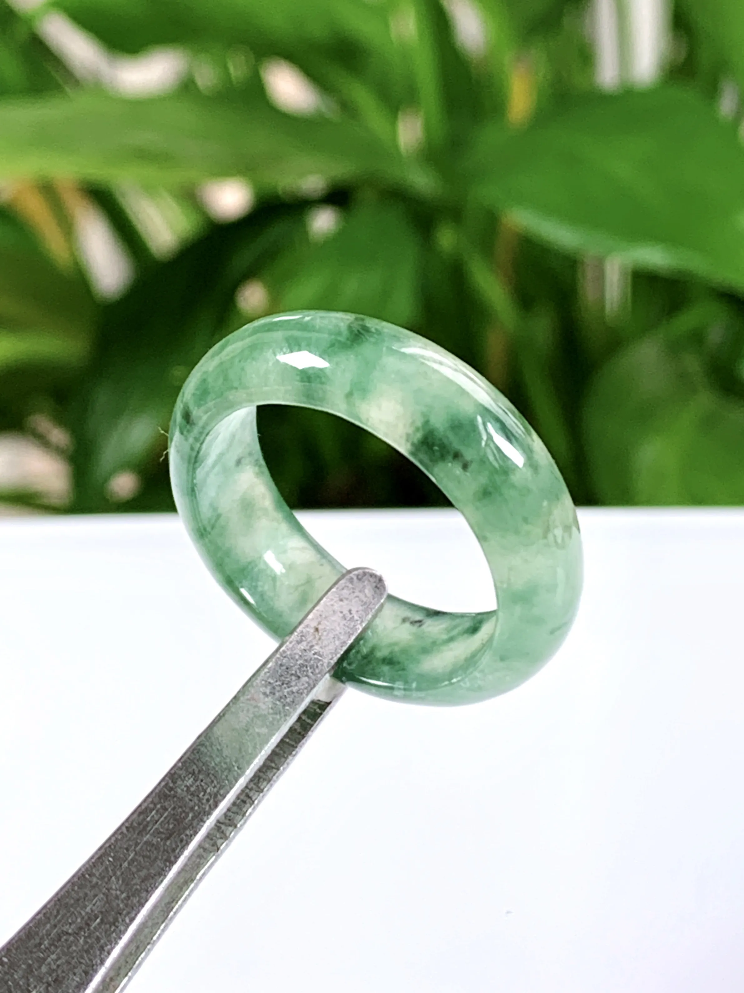 缅甸天然翡翠A货，冰种起光飘花指环戒指，尺寸：圈口内径18mm=17号，宽厚6.3/2.9mm，重量：3.24g