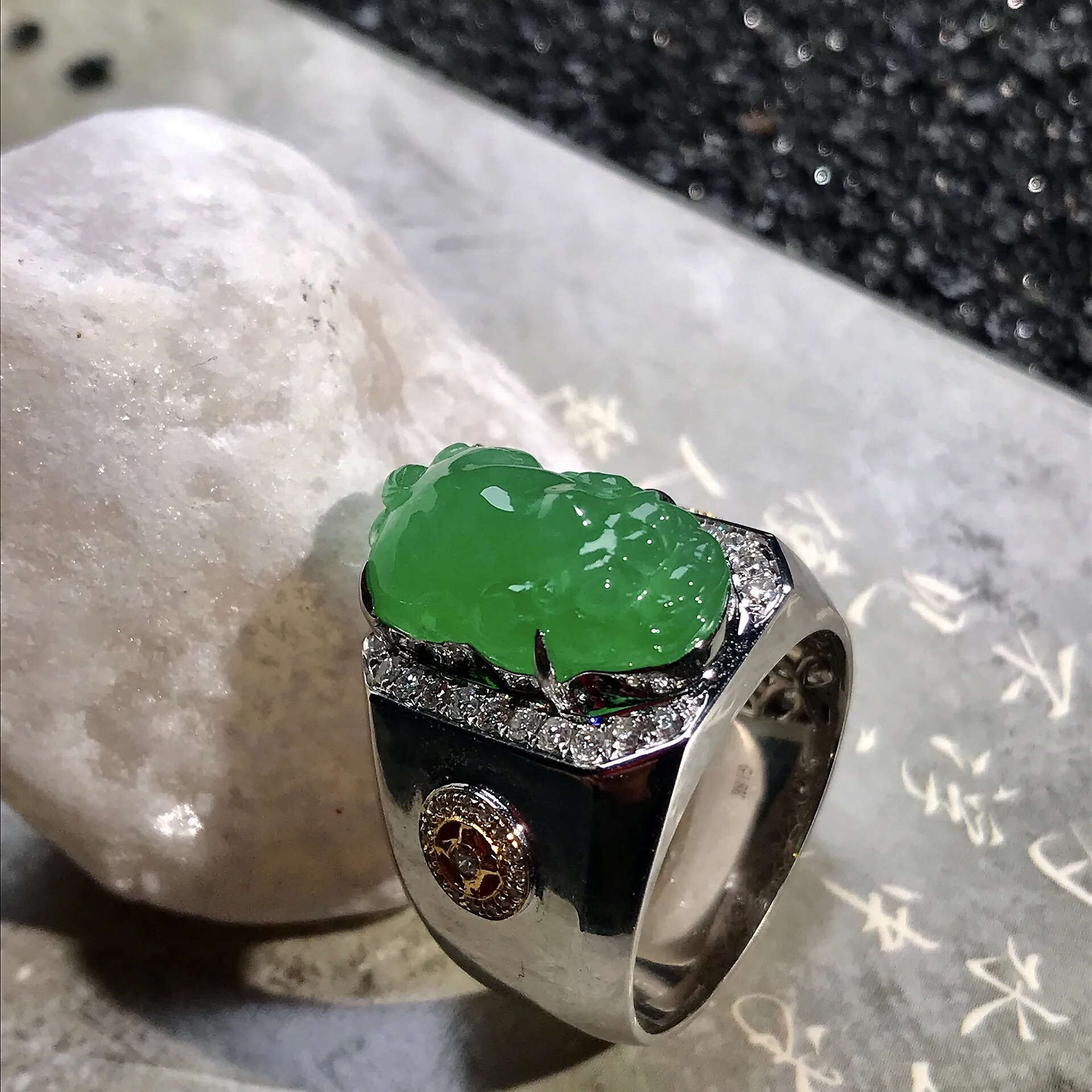 【貔貅】满绿大貔貅戒指，款式霸气，冰透，老坑料，缅甸料，雕刻精美。