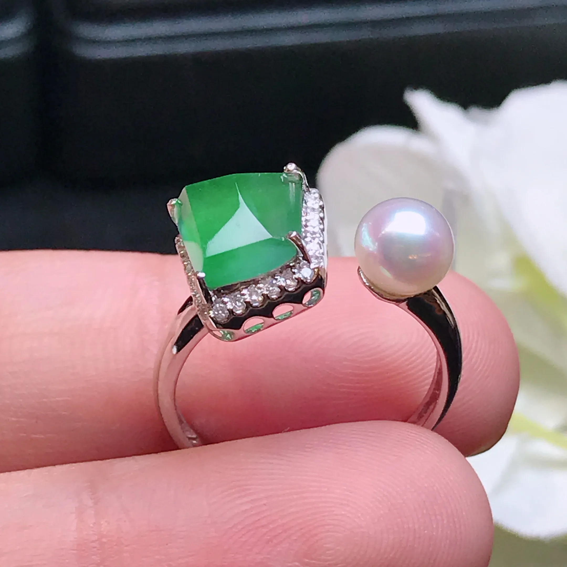 严选推荐戒指，老坑冰种满色绿戒指，18k金钻镶嵌而成，简约时尚，品相佳，佩戴效果佳，尽显气质。