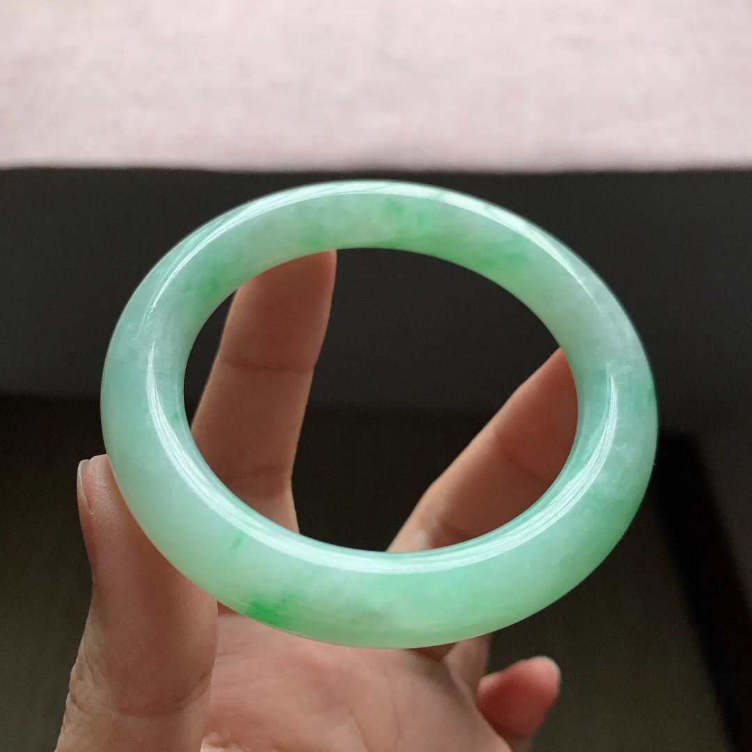 老坑冰润飘绿圆条翡翠手镯，尺寸:51.9-9.9-10.2mm，适合51-52圈口。
