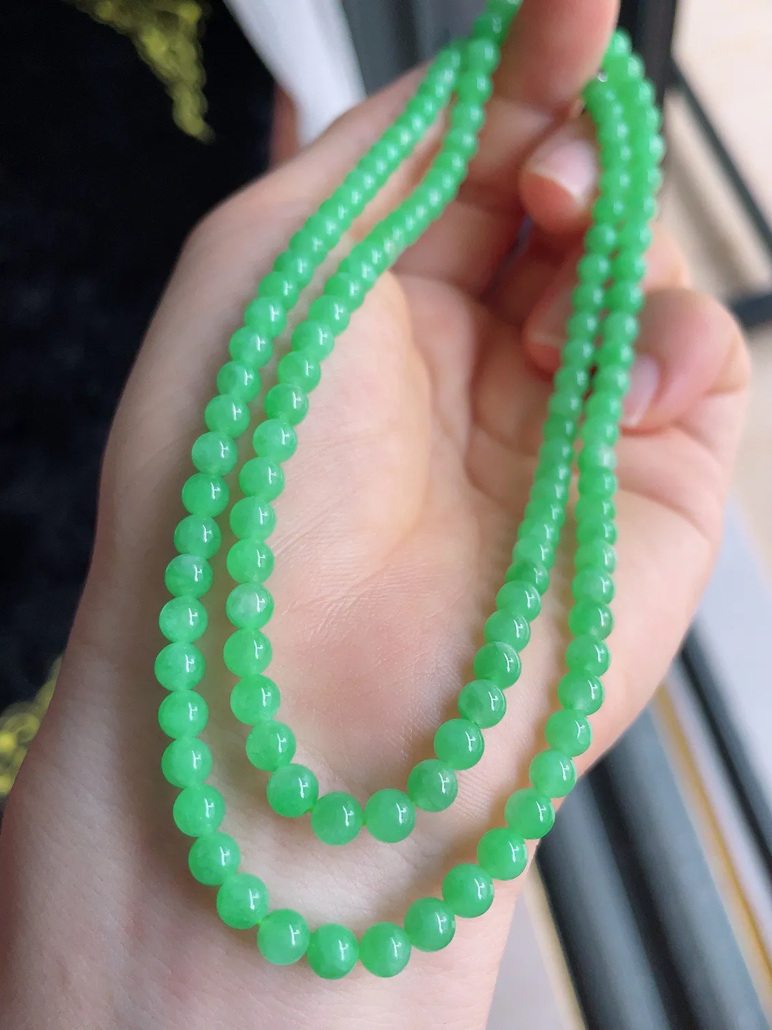 天然翡翠A货，冰满绿甜绿小米珠珠链，4.2-5mm128颗。-884