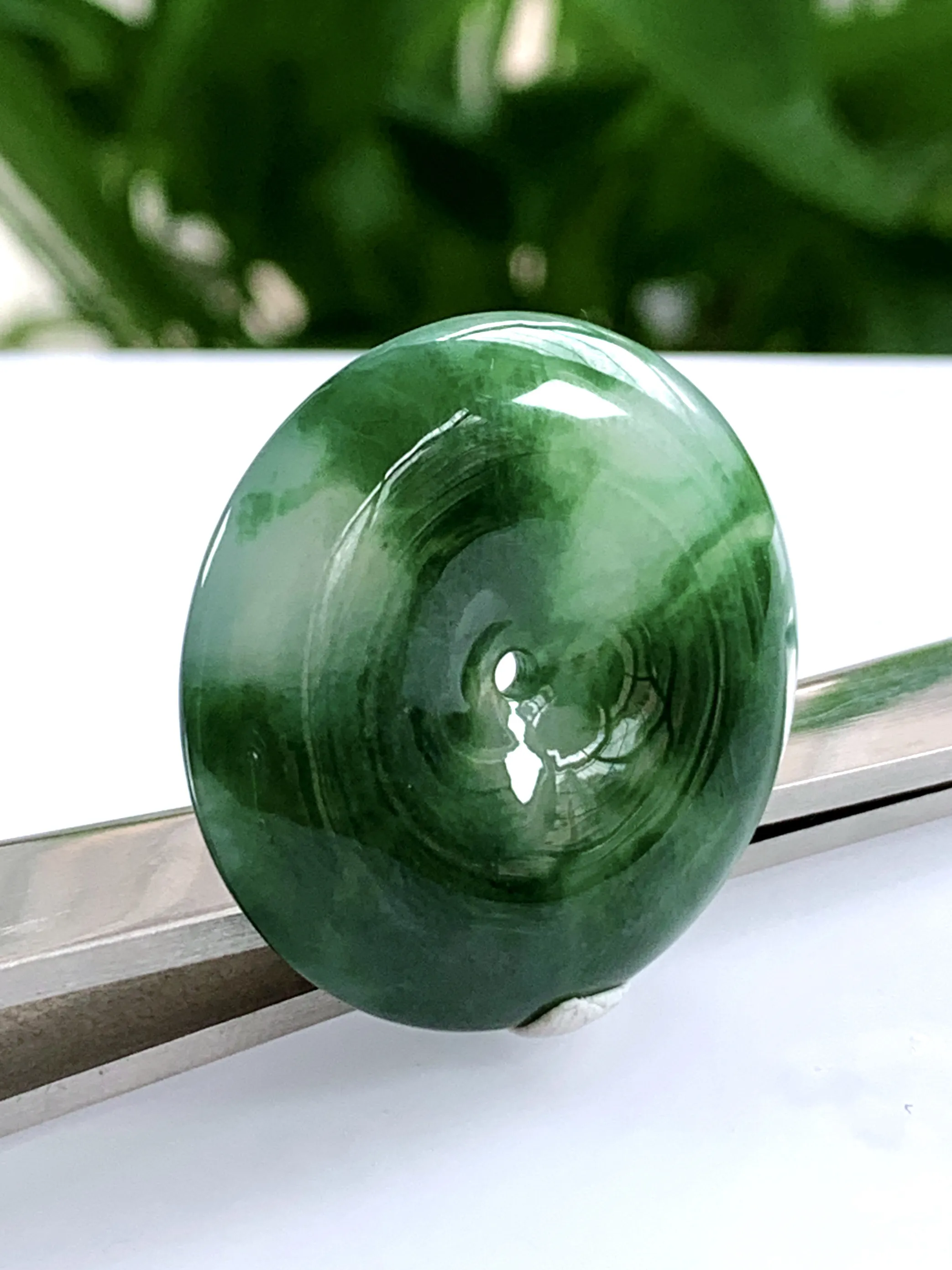 缅甸天然翡翠A货，冰润起胶飘绿平安扣吊坠挂件，尺寸：29/6.5mm，重量： 11.08g。