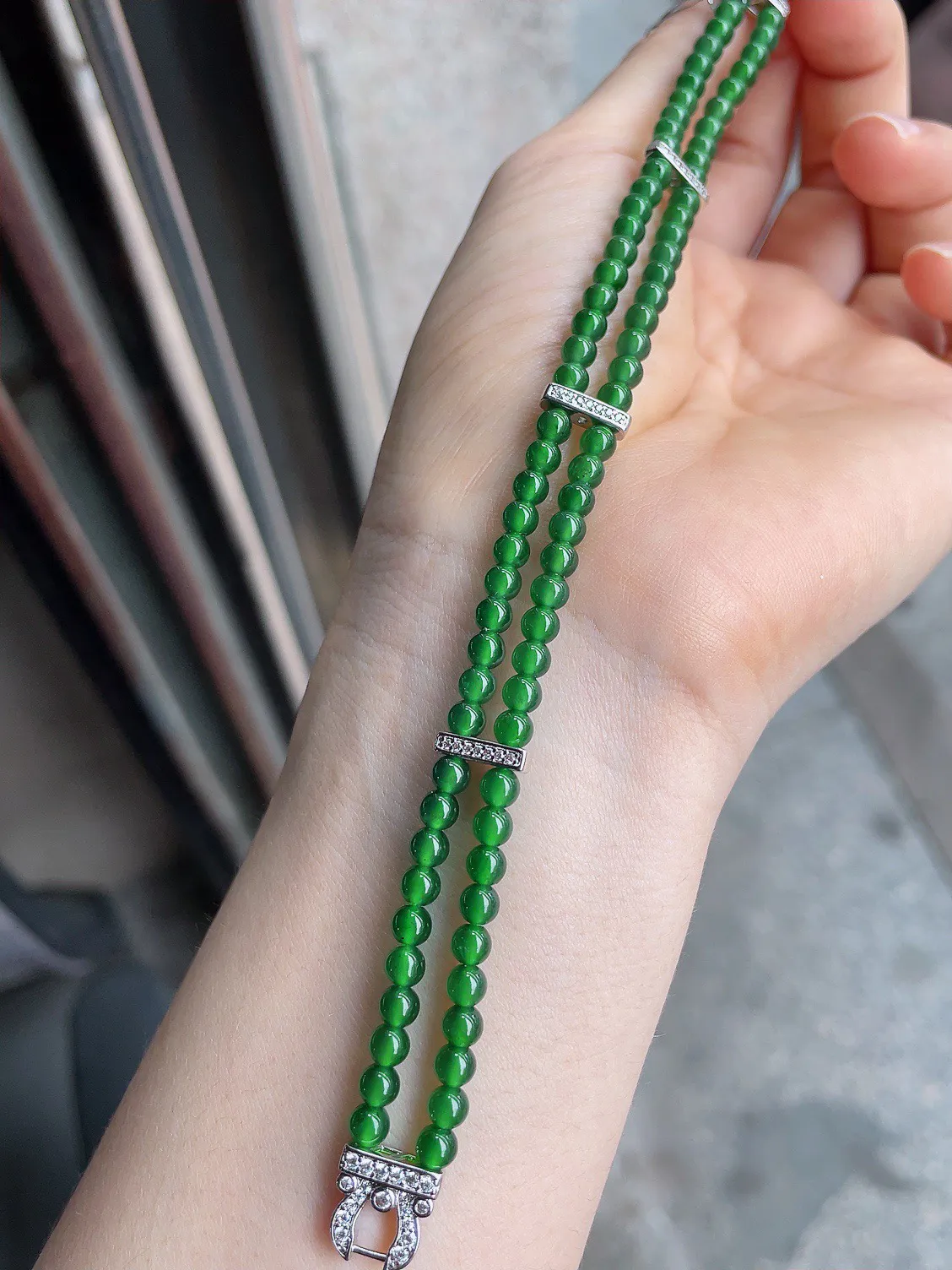 天然翡翠A货，冰满绿小米珠双排手串，4mm。-1430
