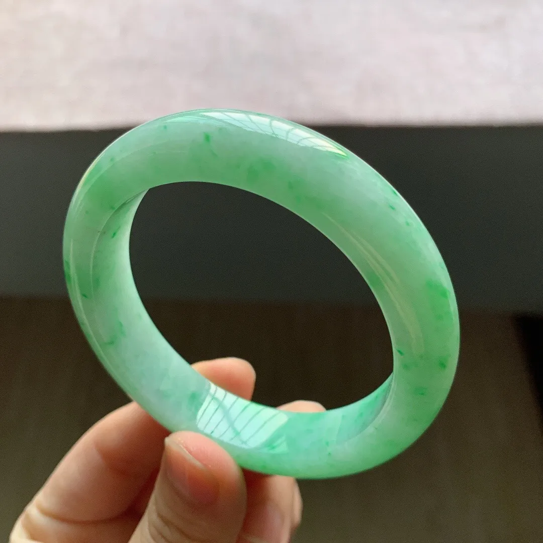 老坑冰润飘绿正圈翡翠手镯，尺寸:56.1-13.5-9.2mm，适合56-57圈口。