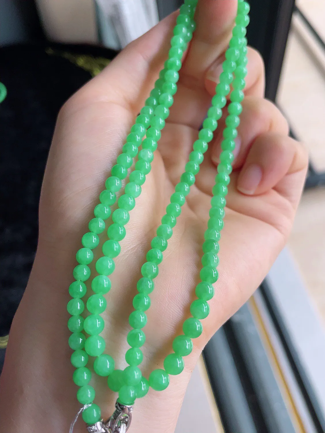天然翡翠A货，冰满绿甜绿小米珠珠链，4.2-5mm128颗。-884
