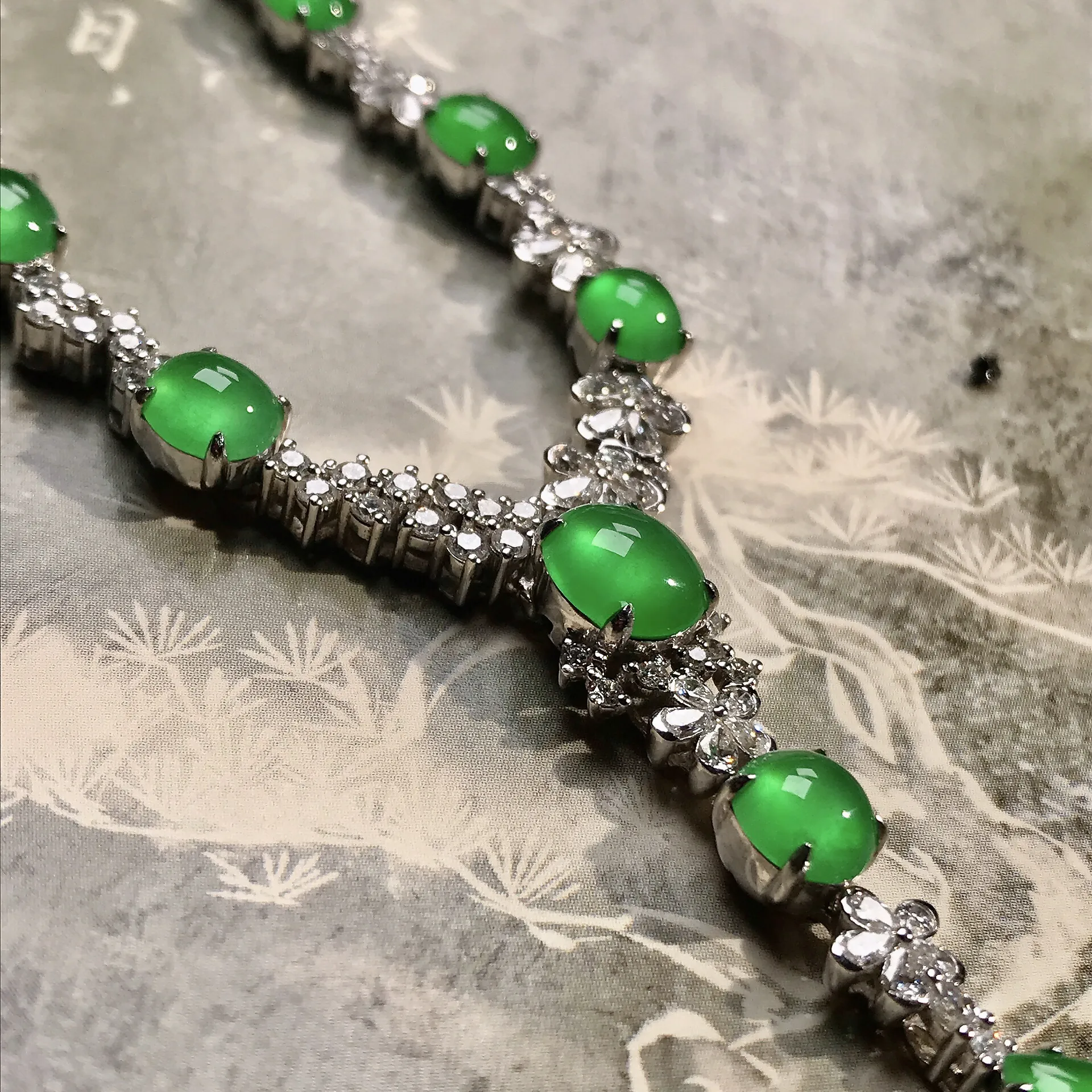 【满绿】缅甸料，冰阳绿帝王绿色项链套链，颗颗晶莹剔透，18K金钻豪华镶嵌。