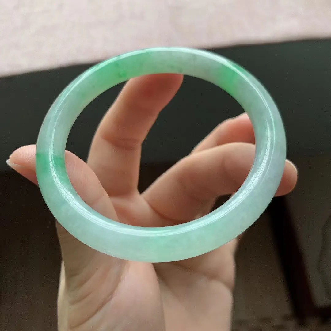 冰润飘阳绿细圆条翡翠手镯，尺寸:54.8-8.2mm，微纹，重量34.86g，适合54-55圈口。