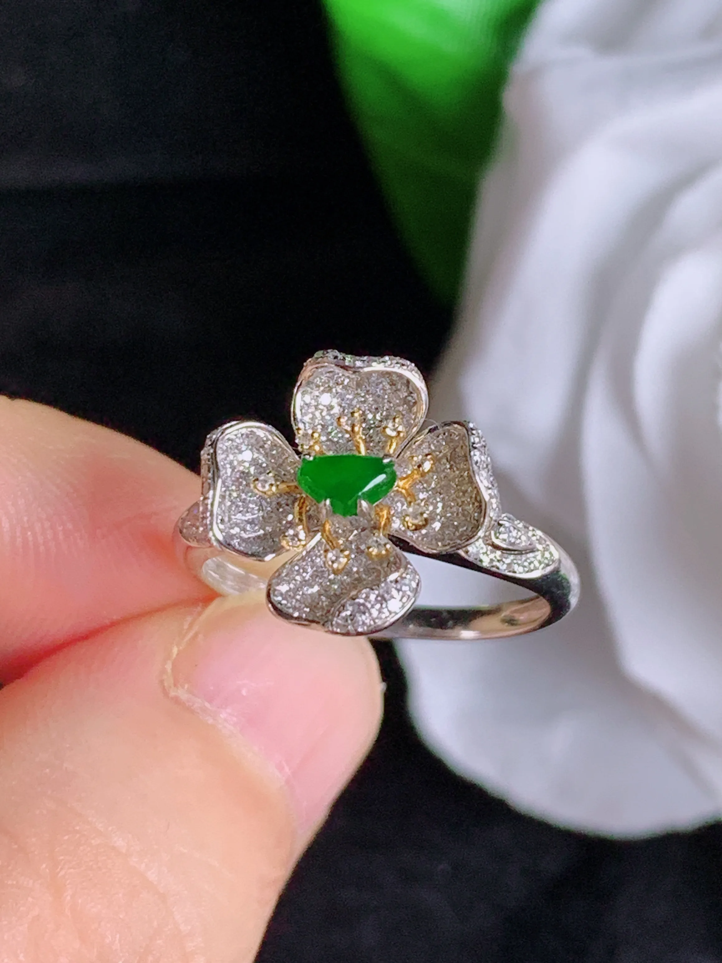 满绿爱心戒指，18k金镶嵌，冰润细腻，佩戴效果出众，整体尺寸：13-13.2-6.2
