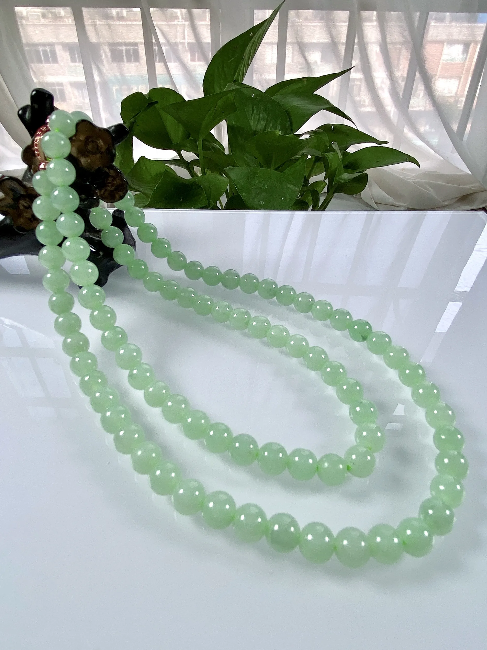 缅甸天然翡翠A货，卡7.7冰糯种起胶浅绿果绿圆珠项链手链，尺寸：7.7mm/93颗，长度680mm，重量：69.73g