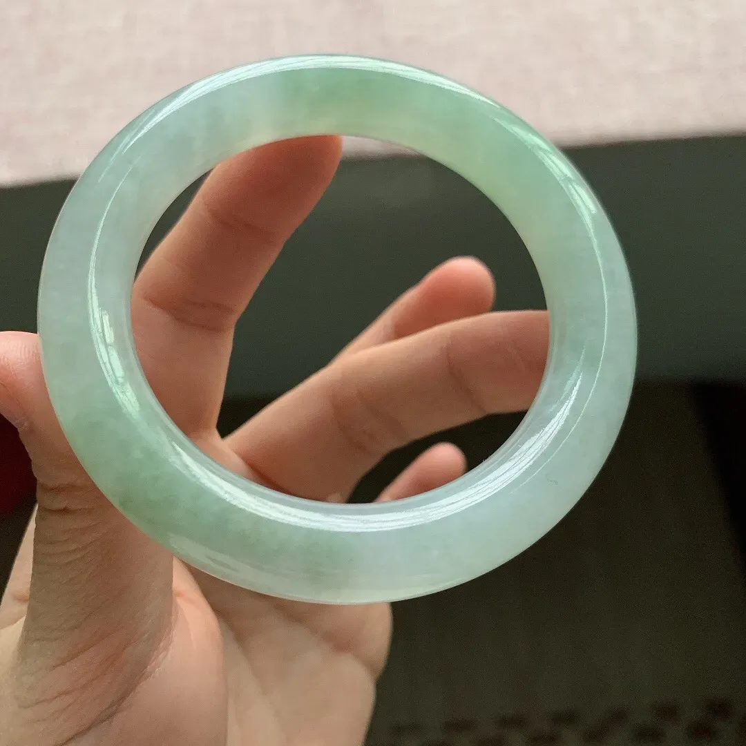 老坑冰润飘绿圆条翡翠手镯，尺寸:57-11.5-11.3mm，适合57圈口。