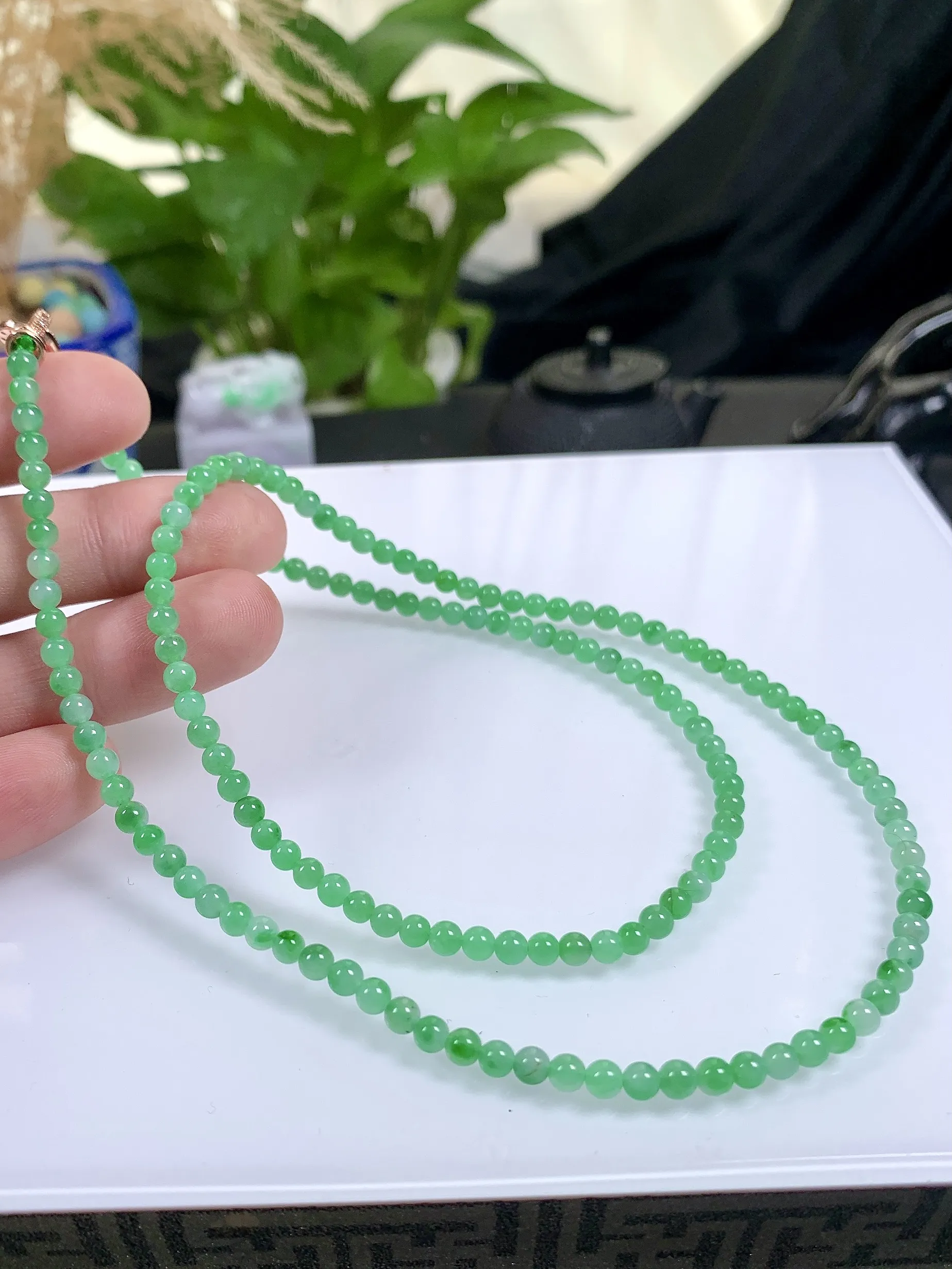 缅甸天然翡翠A货，冰种起胶满绿阳绿小米珠项链手链，尺寸：4mm，155颗，长610mm重量：17.27g